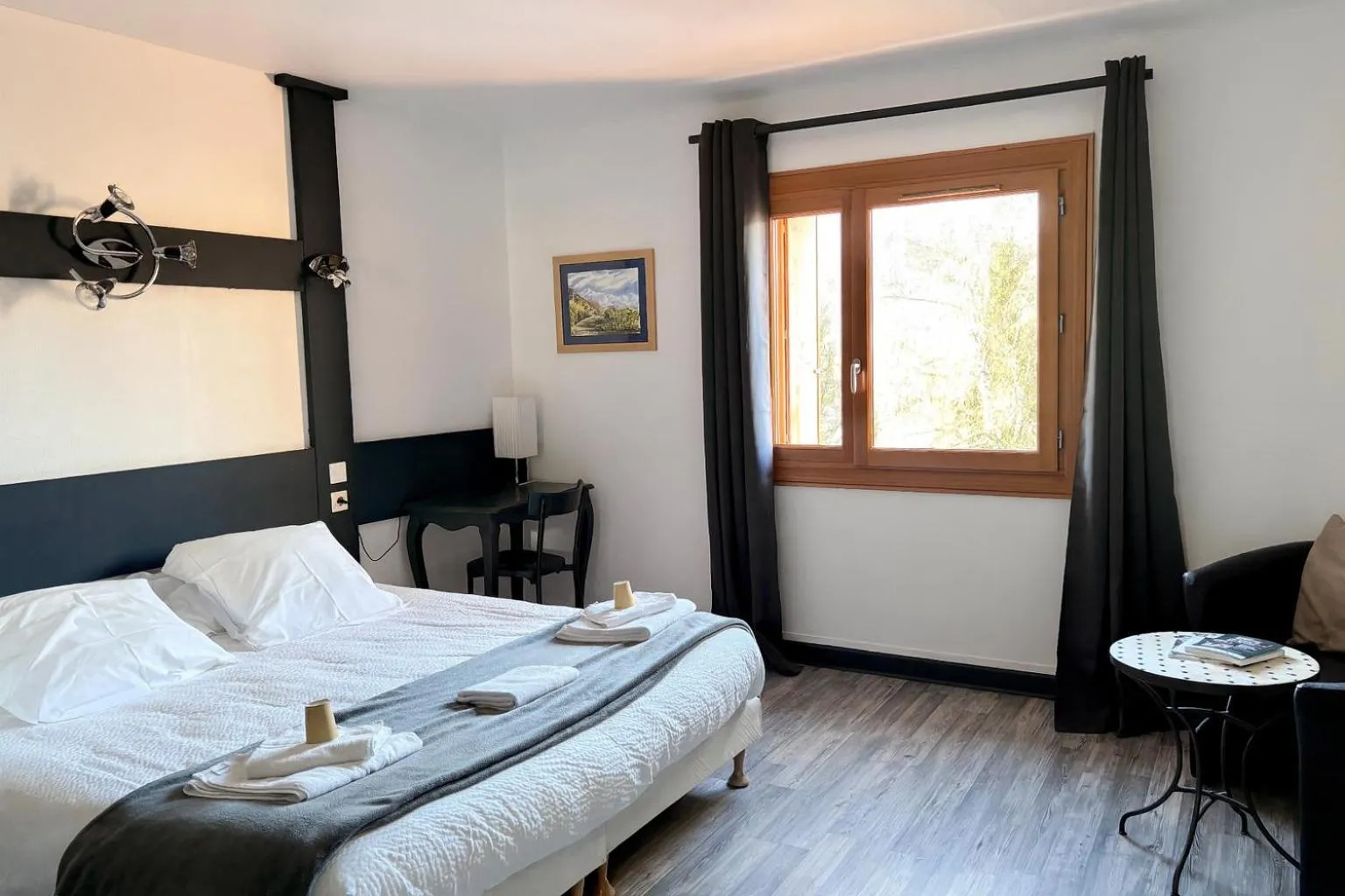 Bed in Logis Hôtels La Crémaillère