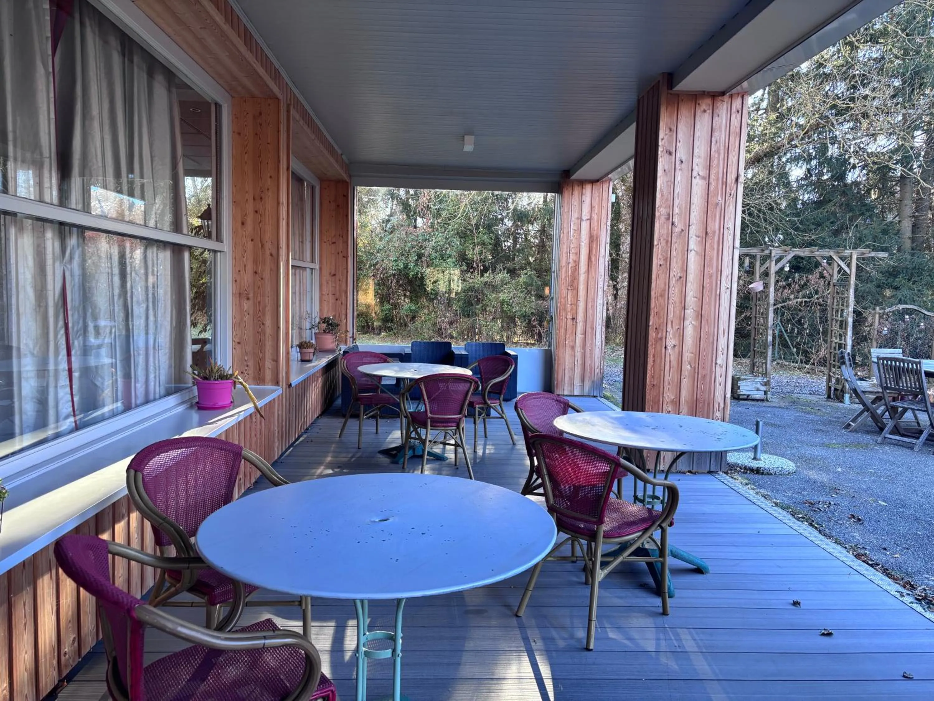 Patio in Logis Hôtels La Crémaillère