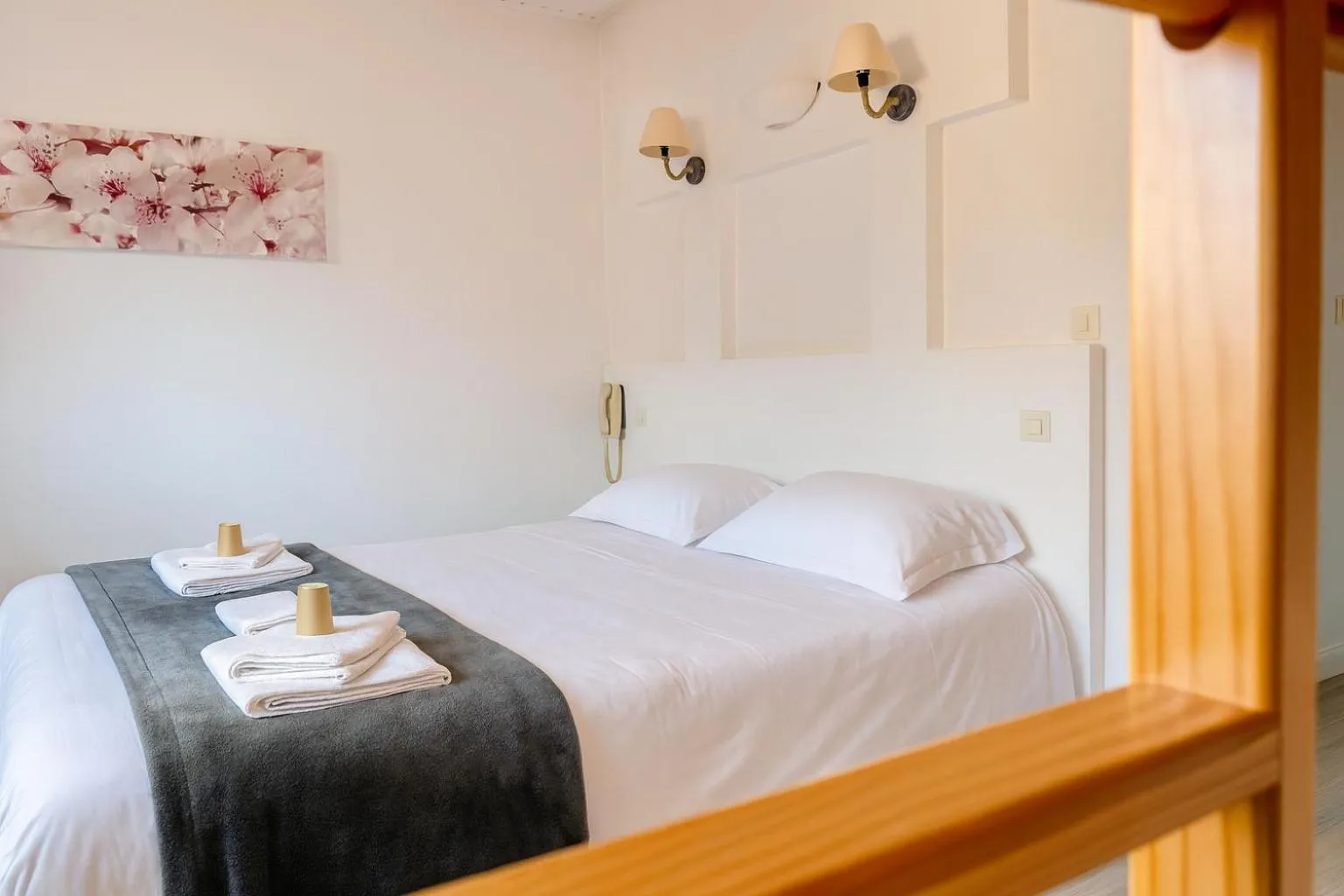 Bed in Logis Hôtels La Crémaillère