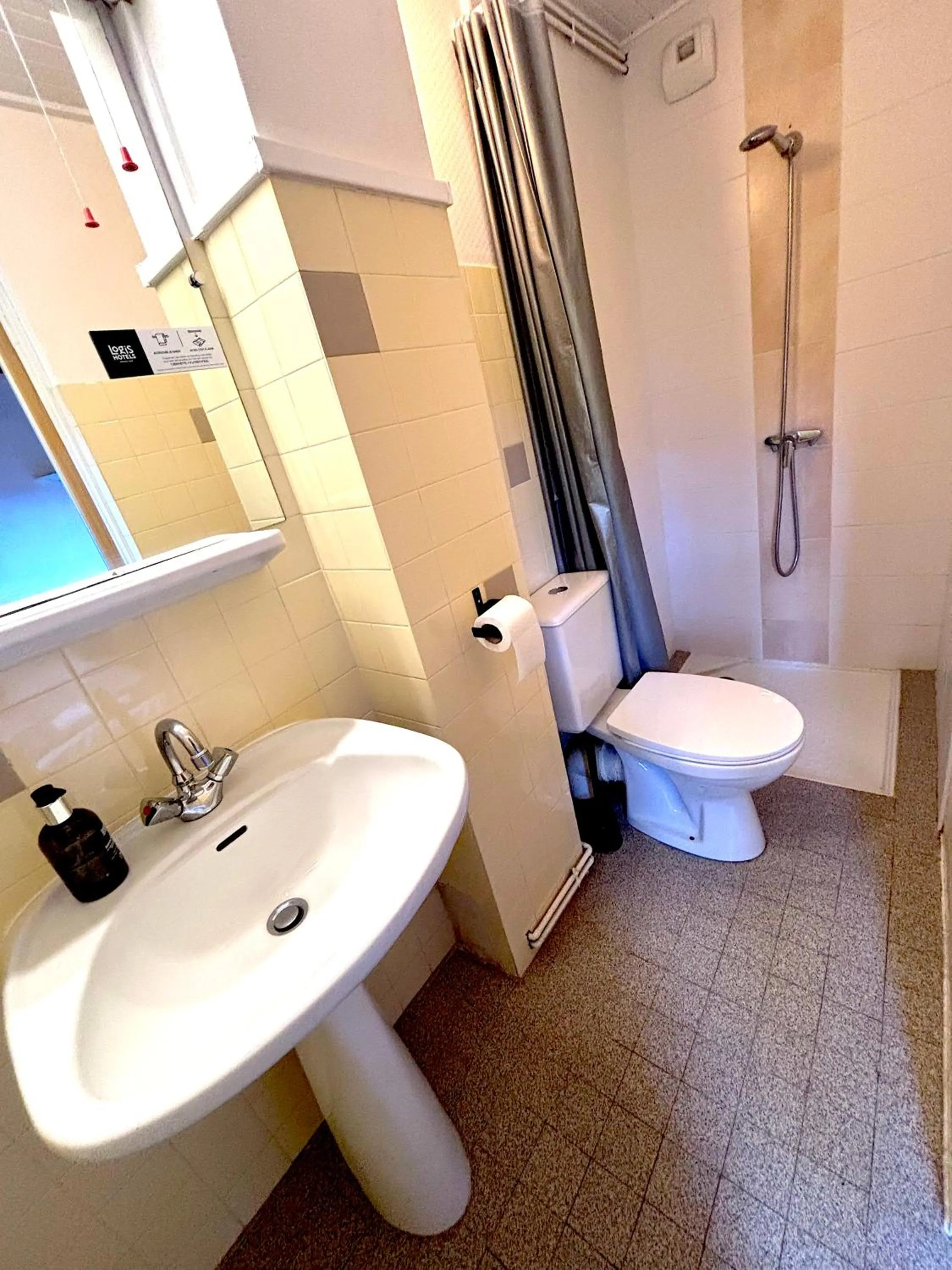 Shower in Logis Hôtels La Crémaillère