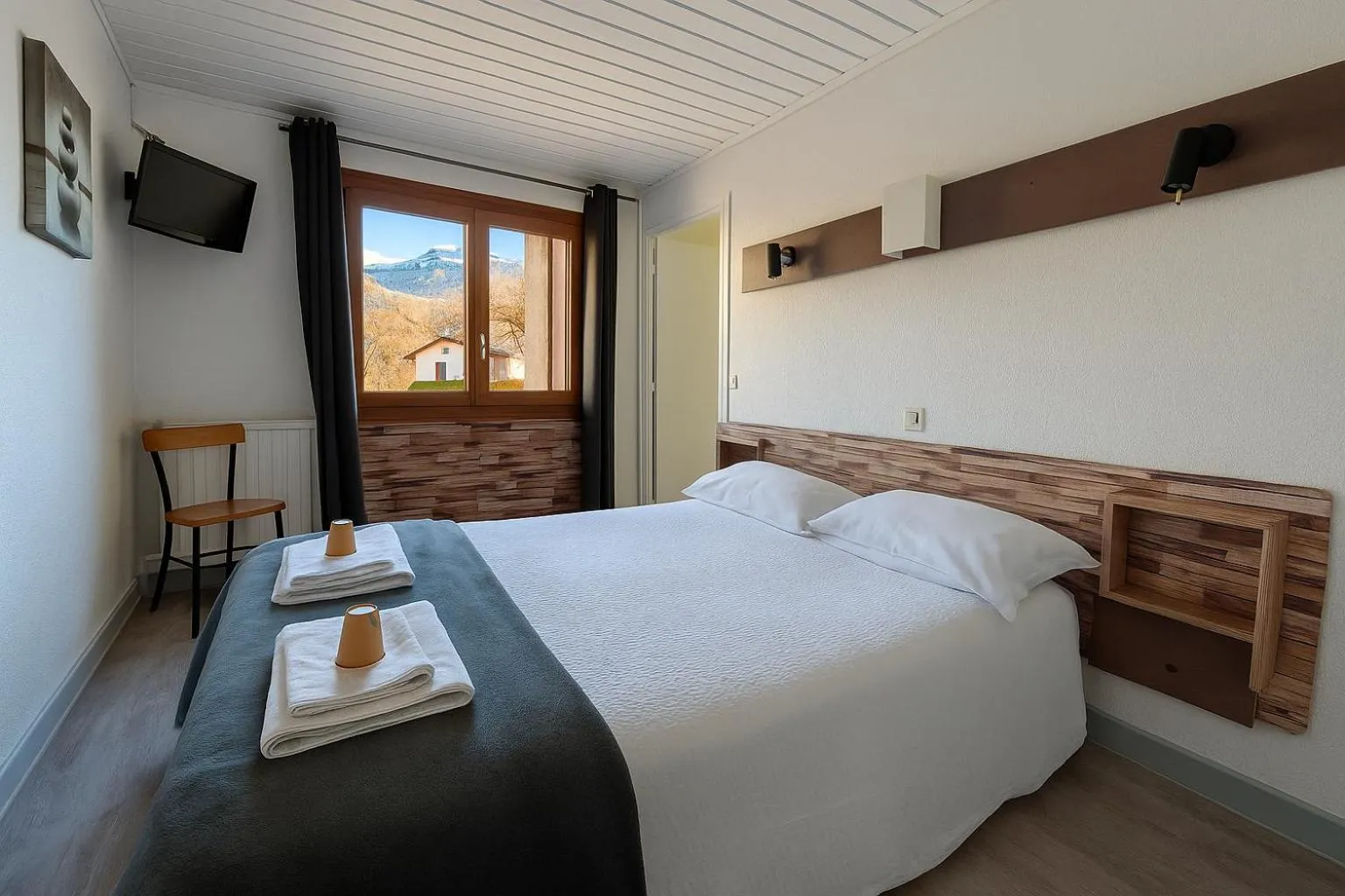 Bed in Logis Hôtels La Crémaillère