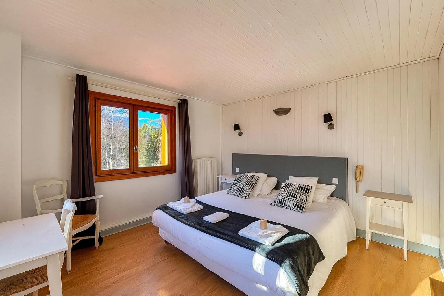 Bed in Logis Hôtels La Crémaillère