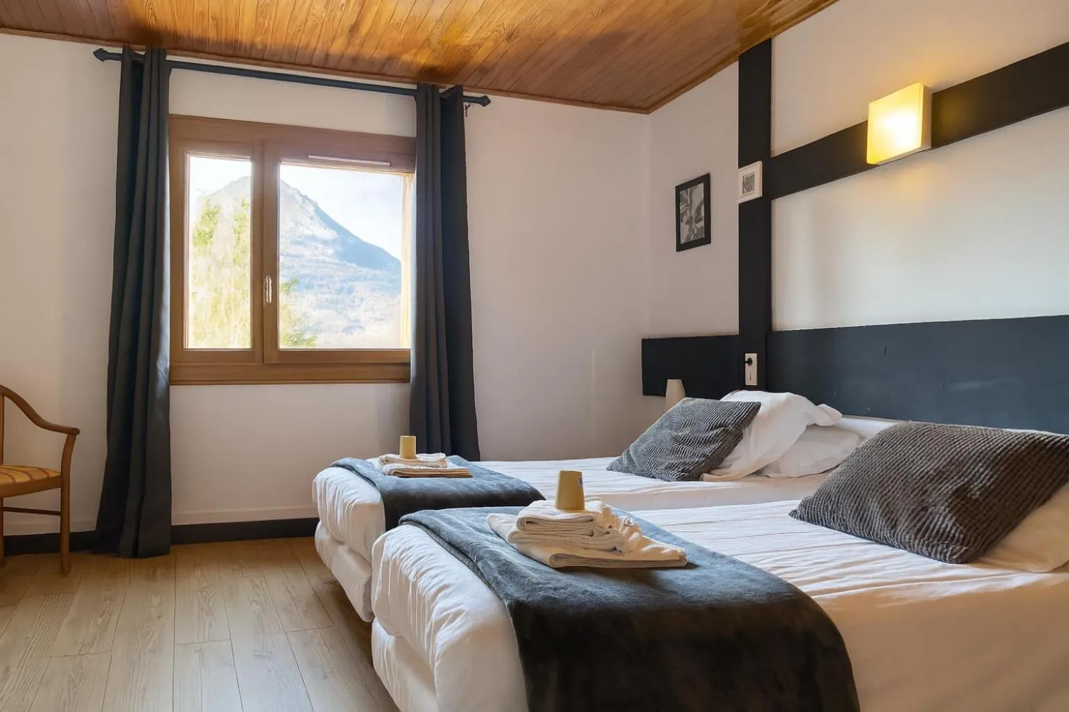 Bed in Logis Hôtels La Crémaillère