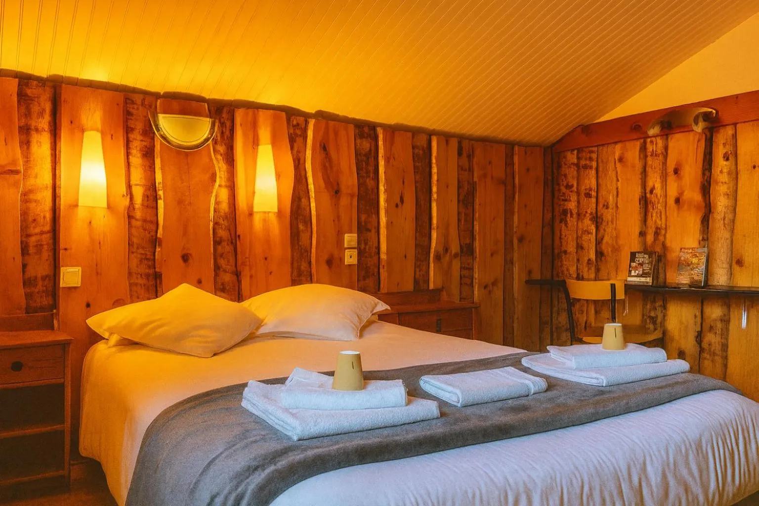 Bed in Logis Hôtels La Crémaillère