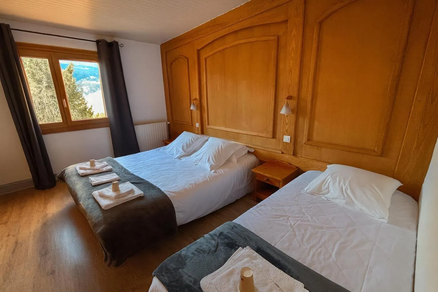 Bed in Logis Hôtels La Crémaillère