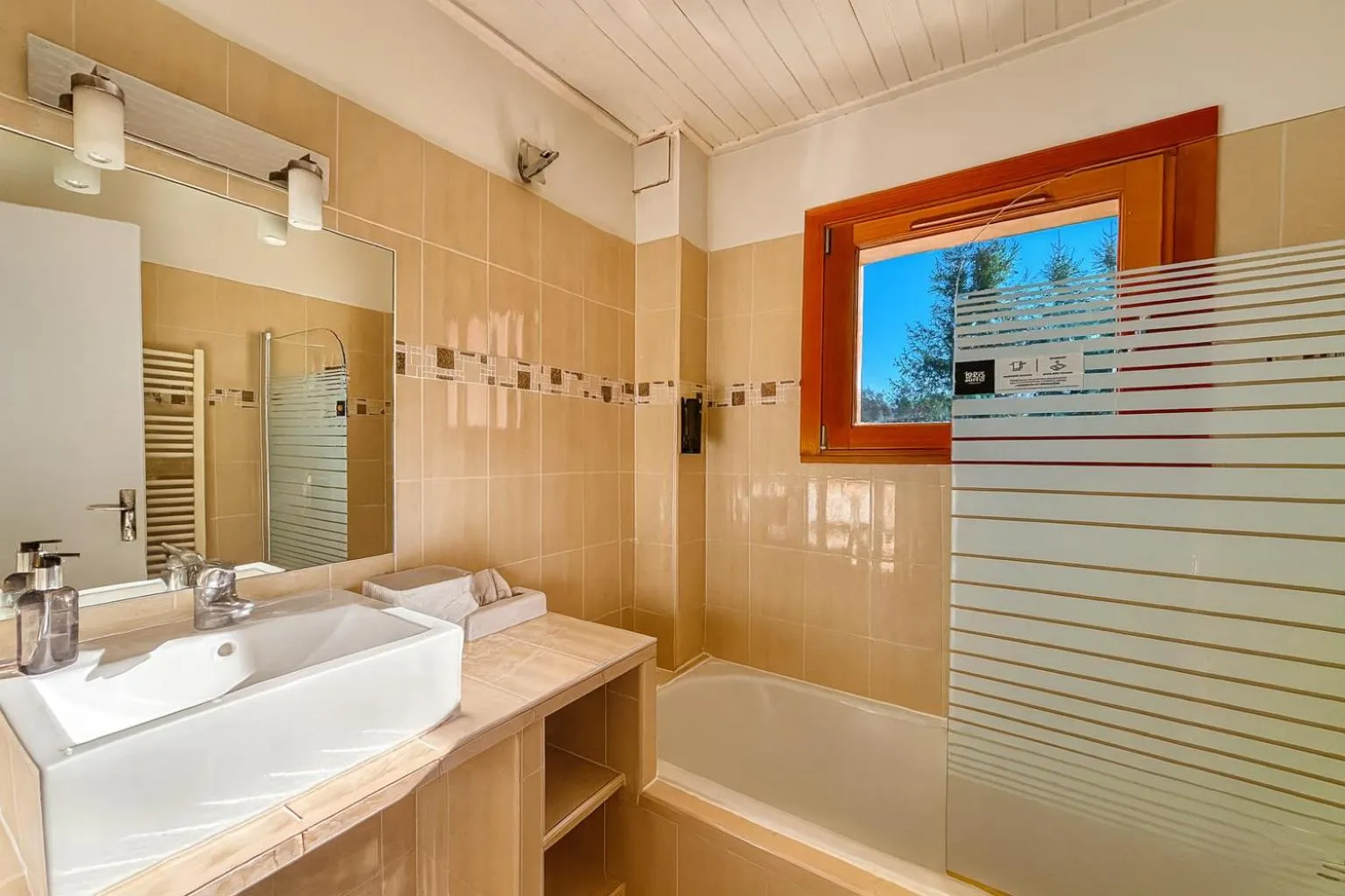 Bathroom in Logis Hôtels La Crémaillère