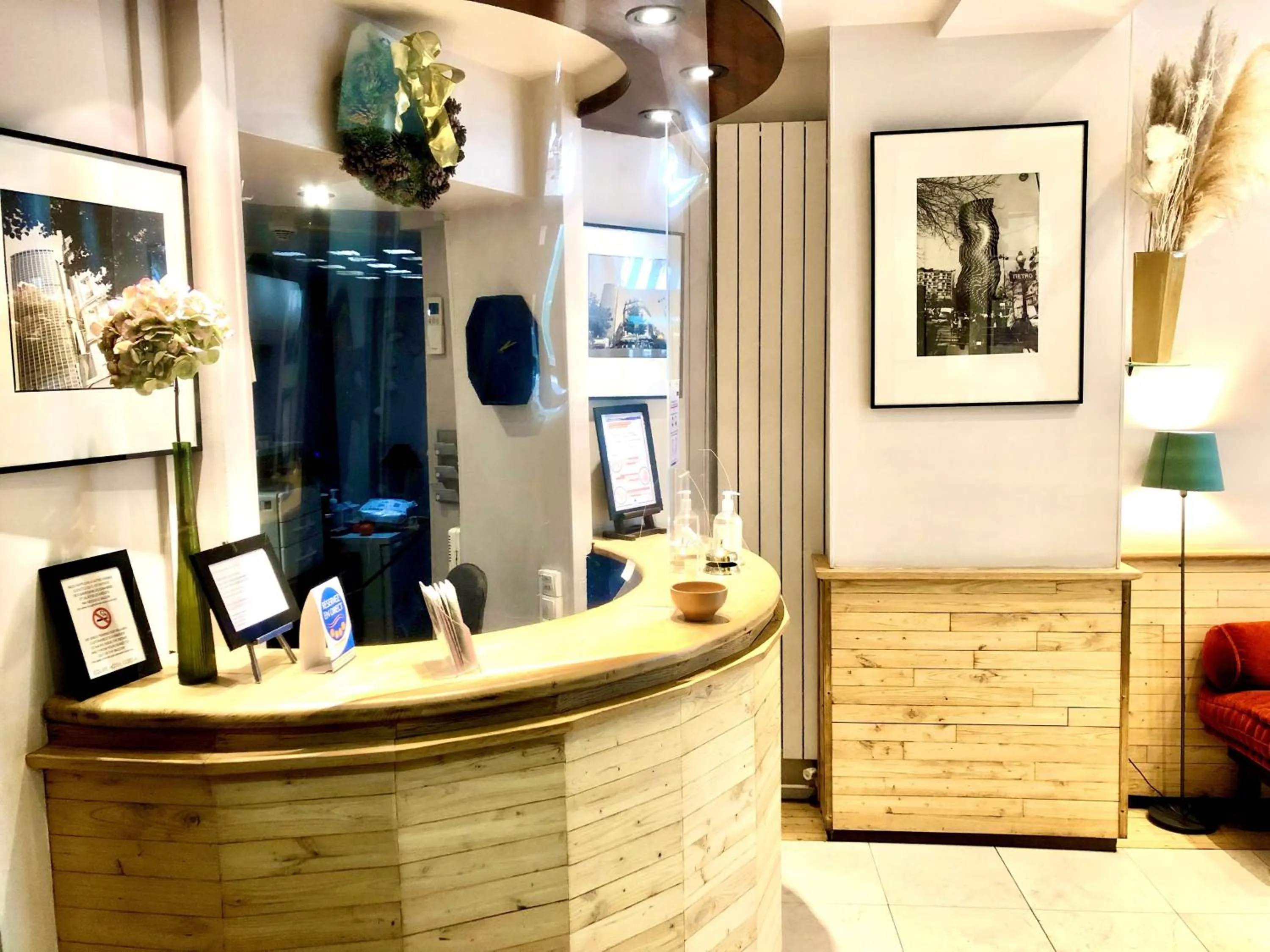 Lobby or reception in Hôtel Odessa Montparnasse