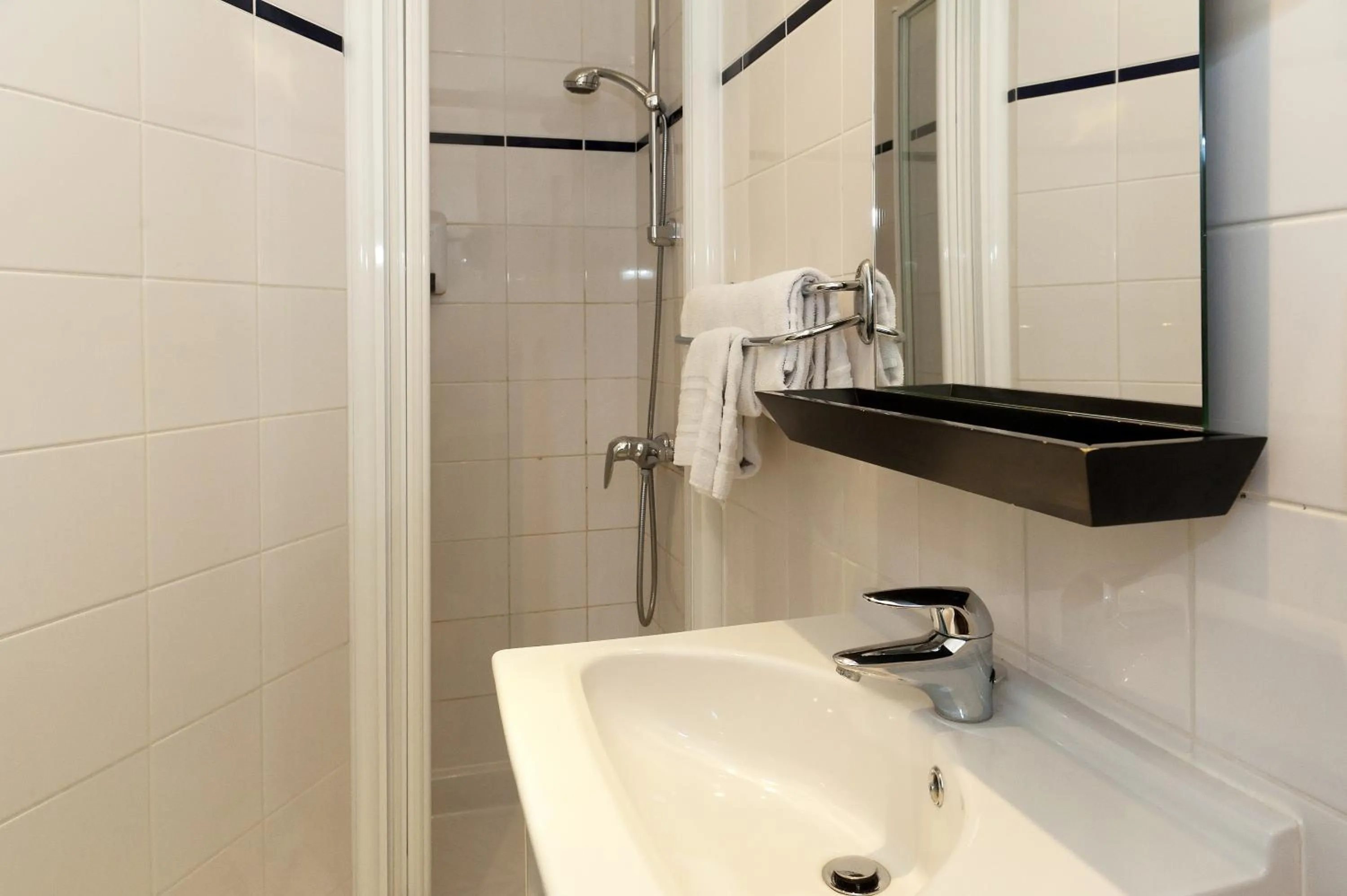 Bathroom in Hôtel Odessa Montparnasse