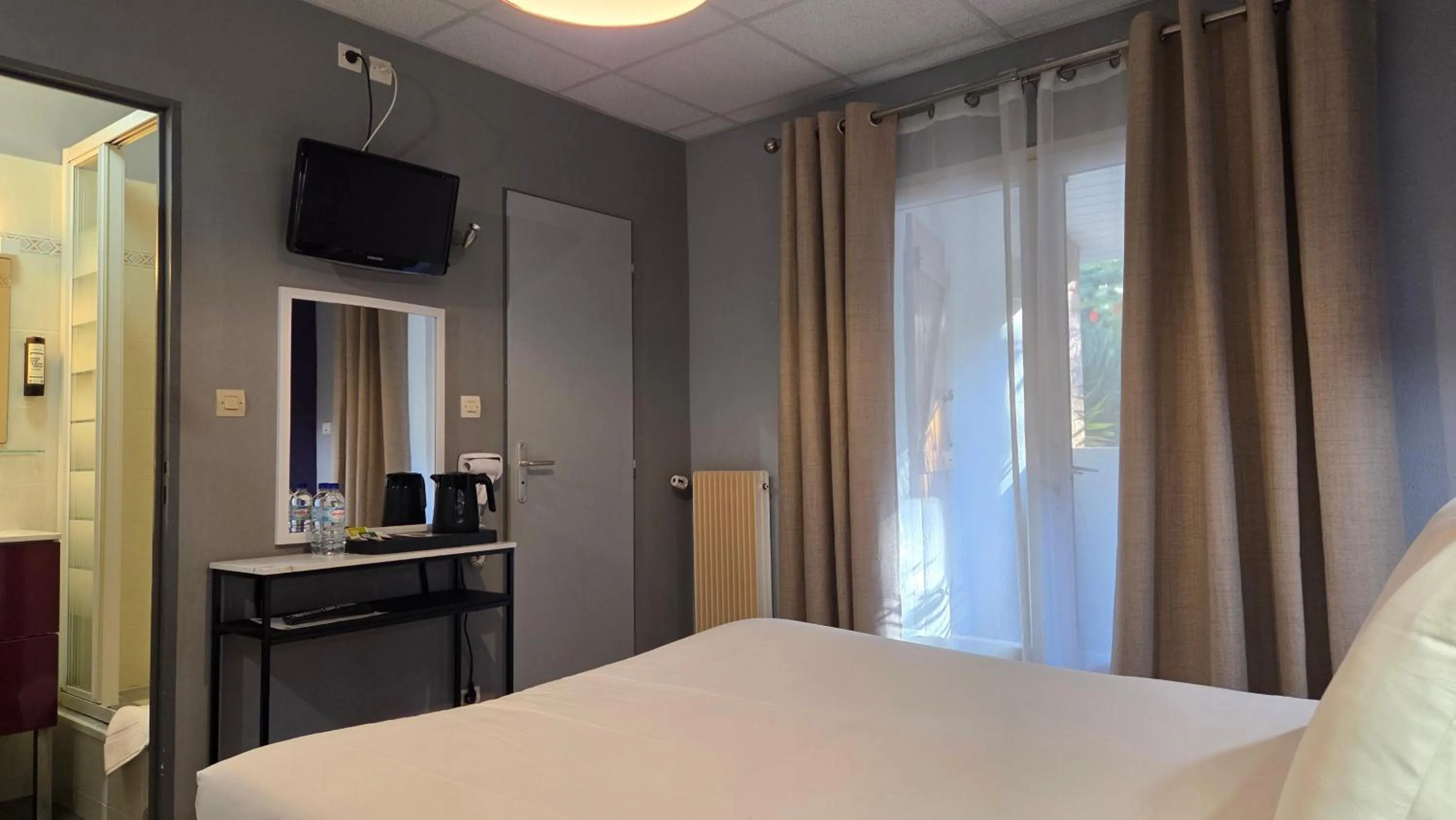 Bed in Hôtel Restaurant Mas Le Châtelet