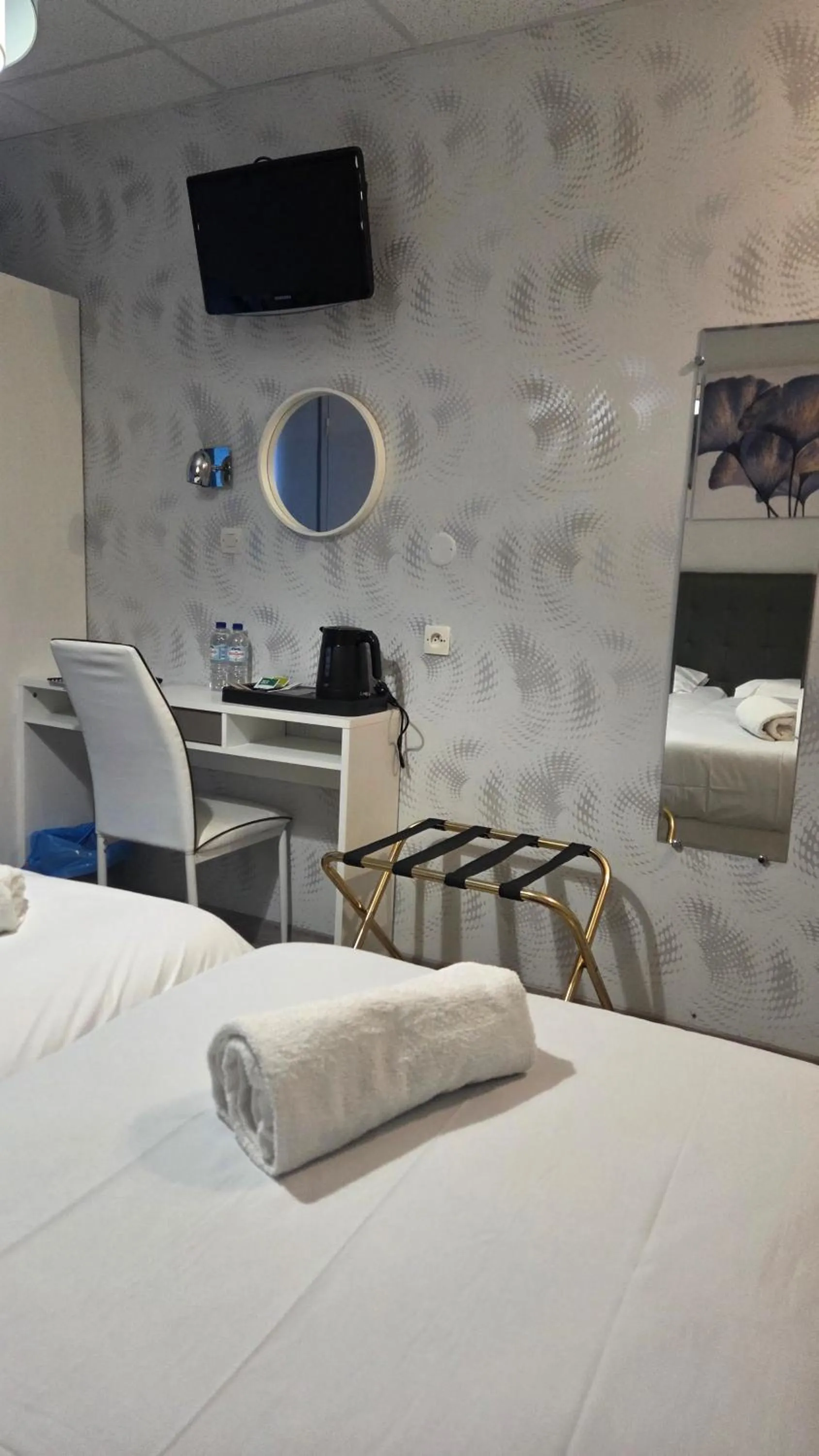 Coffee/tea facilities, Bed in Hôtel Restaurant Mas Le Châtelet