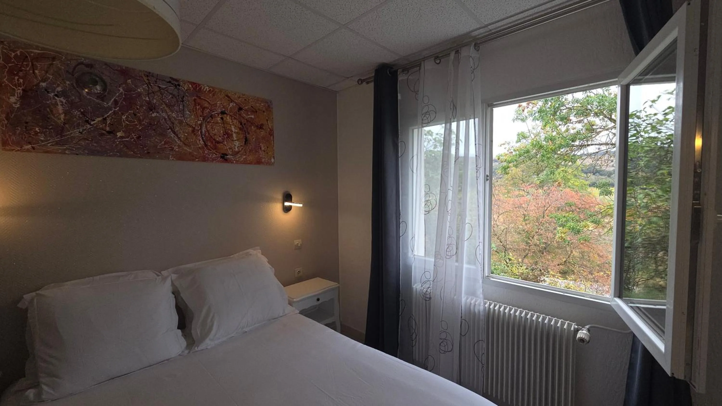 Natural landscape, Bed in Hôtel Restaurant Mas Le Châtelet