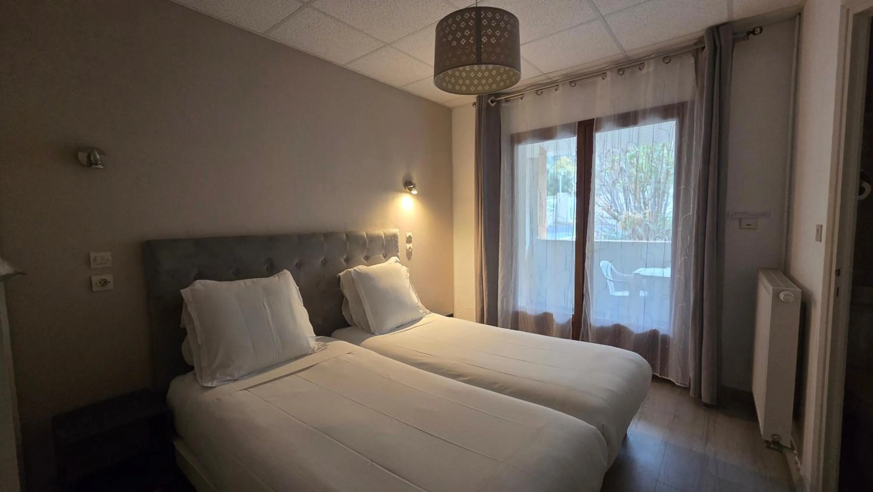 Bed in Hôtel Restaurant Mas Le Châtelet