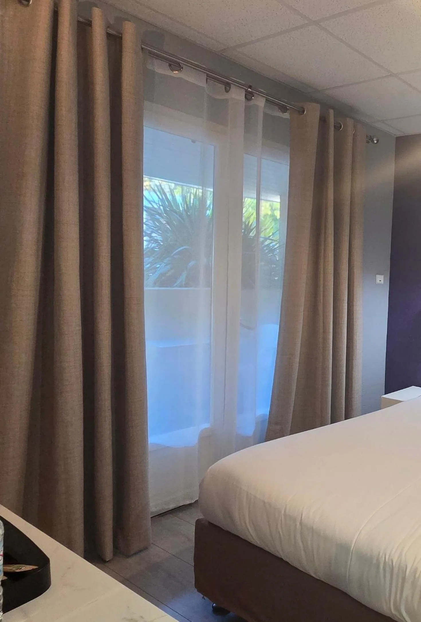 Patio, Bed in Hôtel Restaurant Mas Le Châtelet