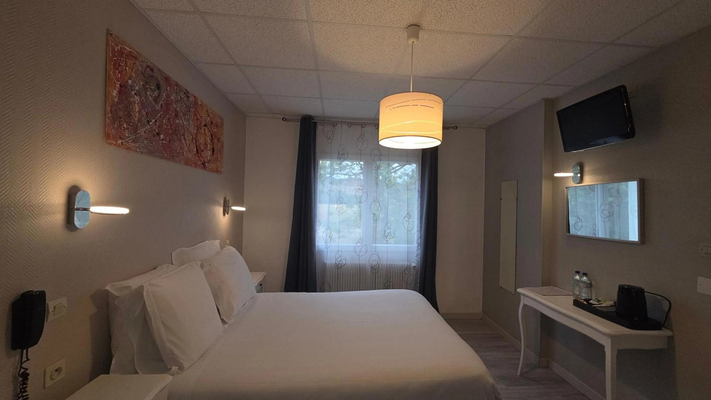 Bed in Hôtel Restaurant Mas Le Châtelet