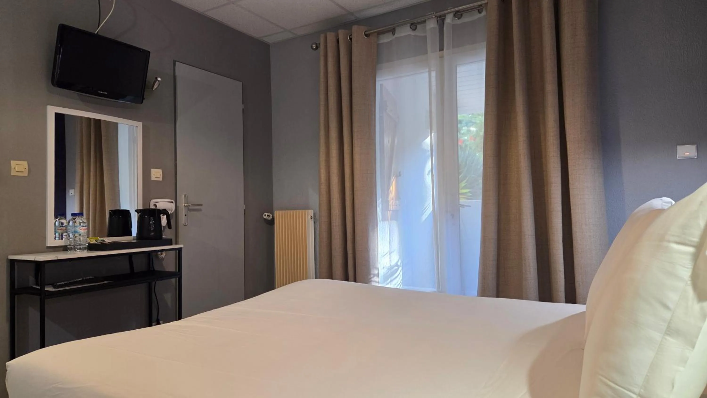 Bedroom, Bed in Hôtel Restaurant Mas Le Châtelet