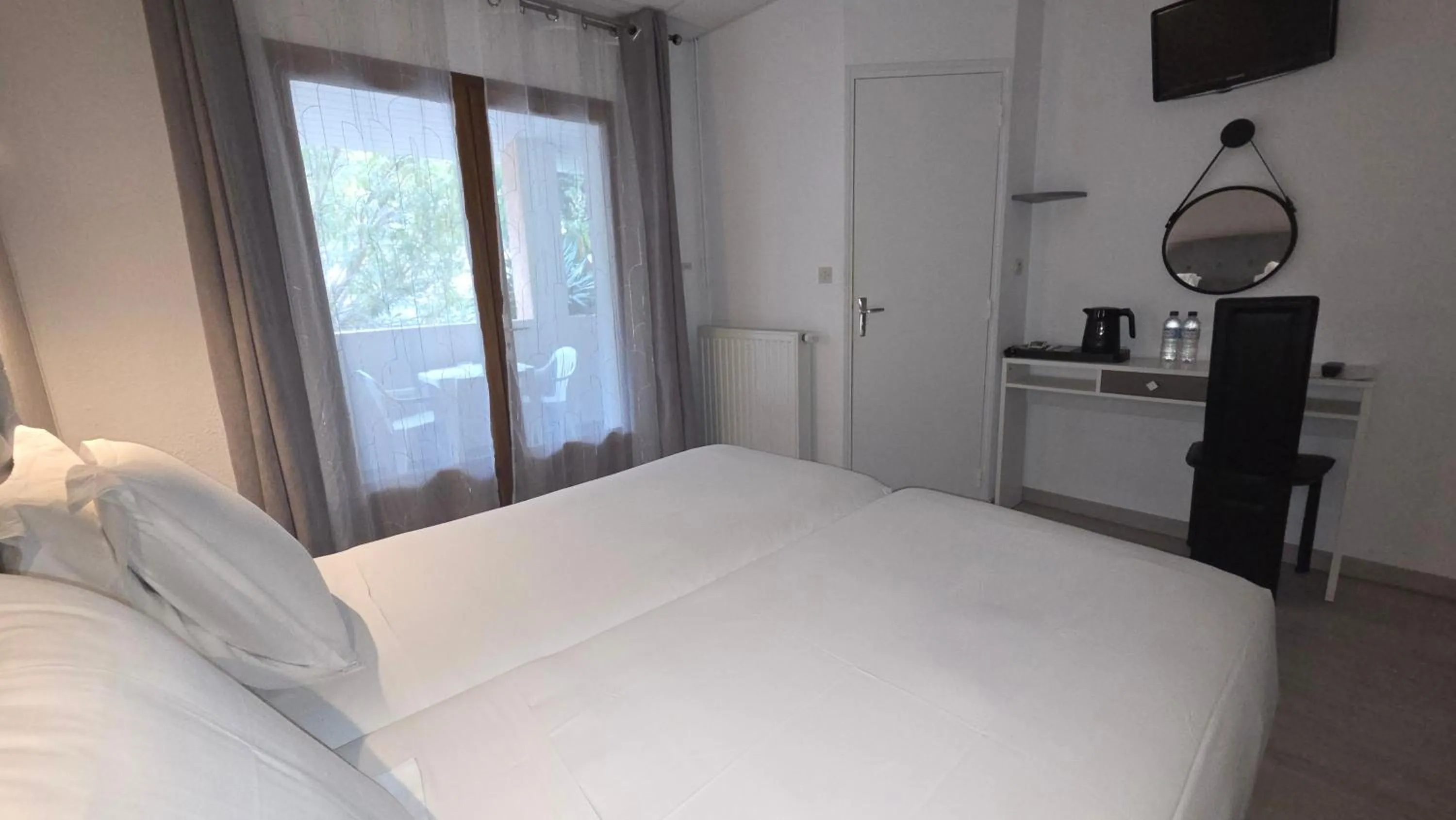 Bed in Hôtel Restaurant Mas Le Châtelet