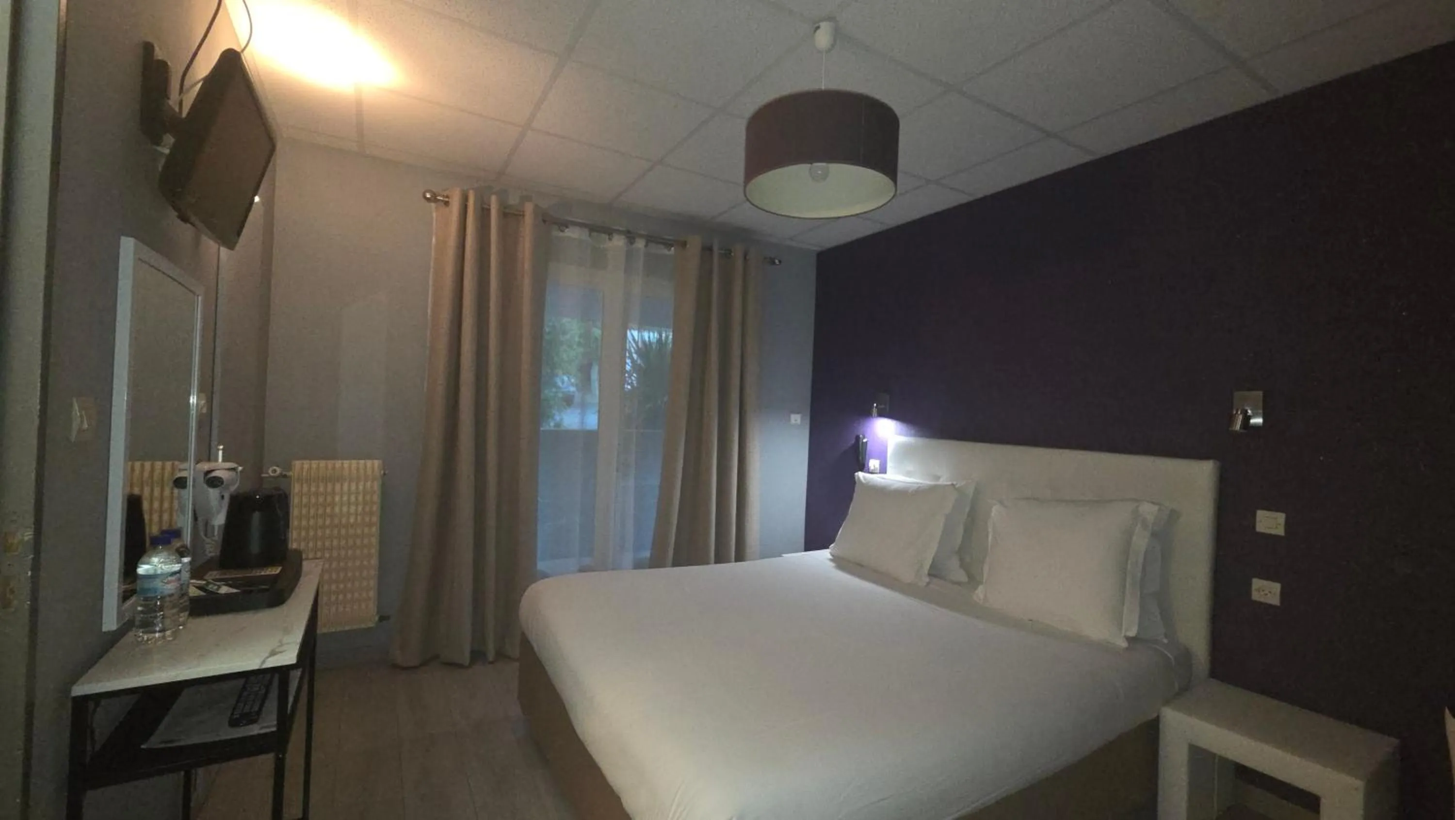 Bed in Hôtel Restaurant Mas Le Châtelet