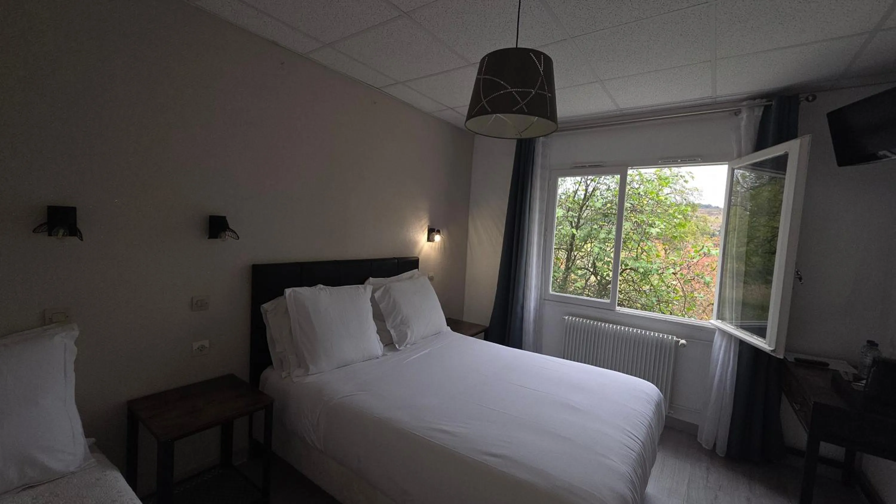 Bed in Hôtel Restaurant Mas Le Châtelet