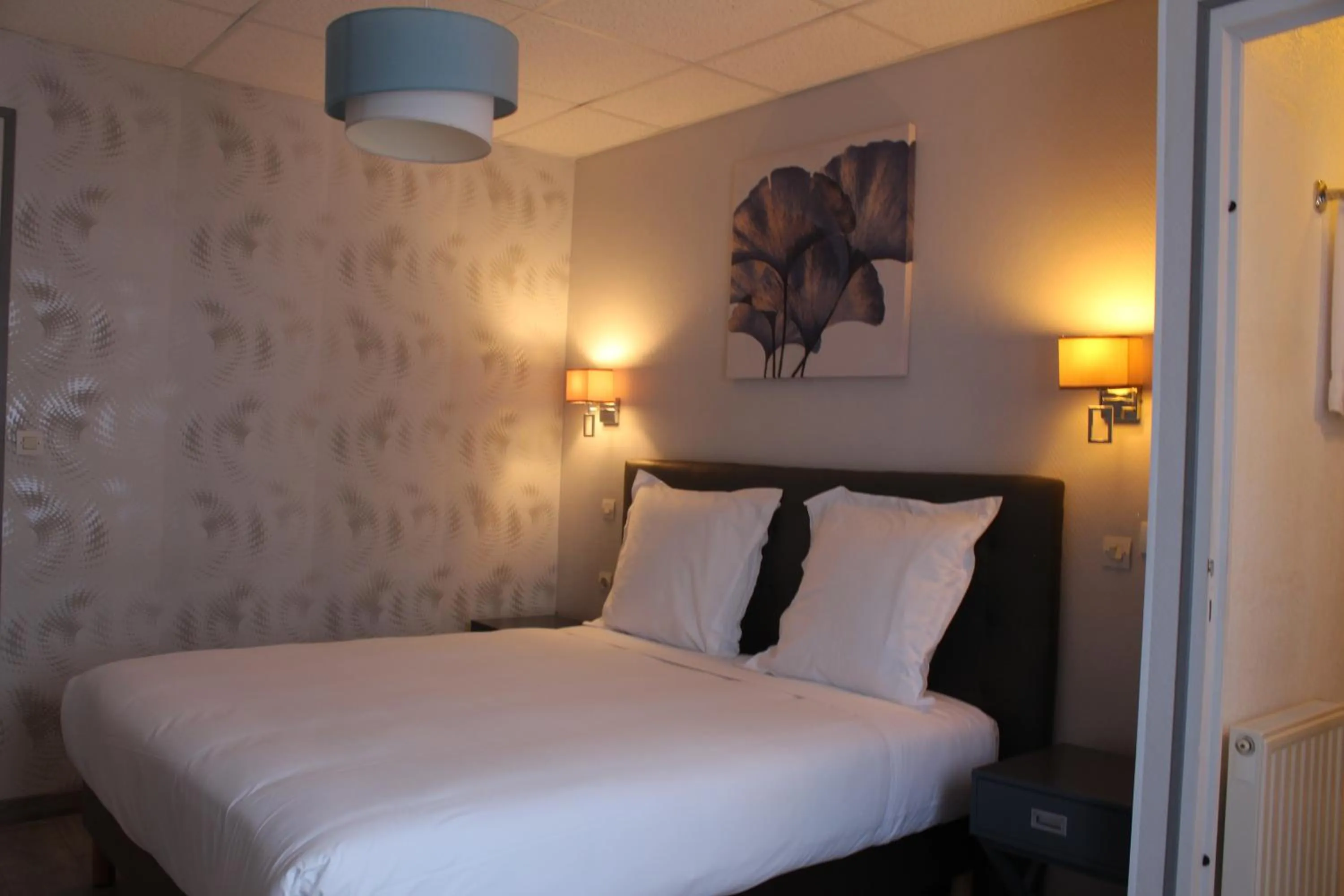 Bed in Hôtel Restaurant Mas Le Châtelet