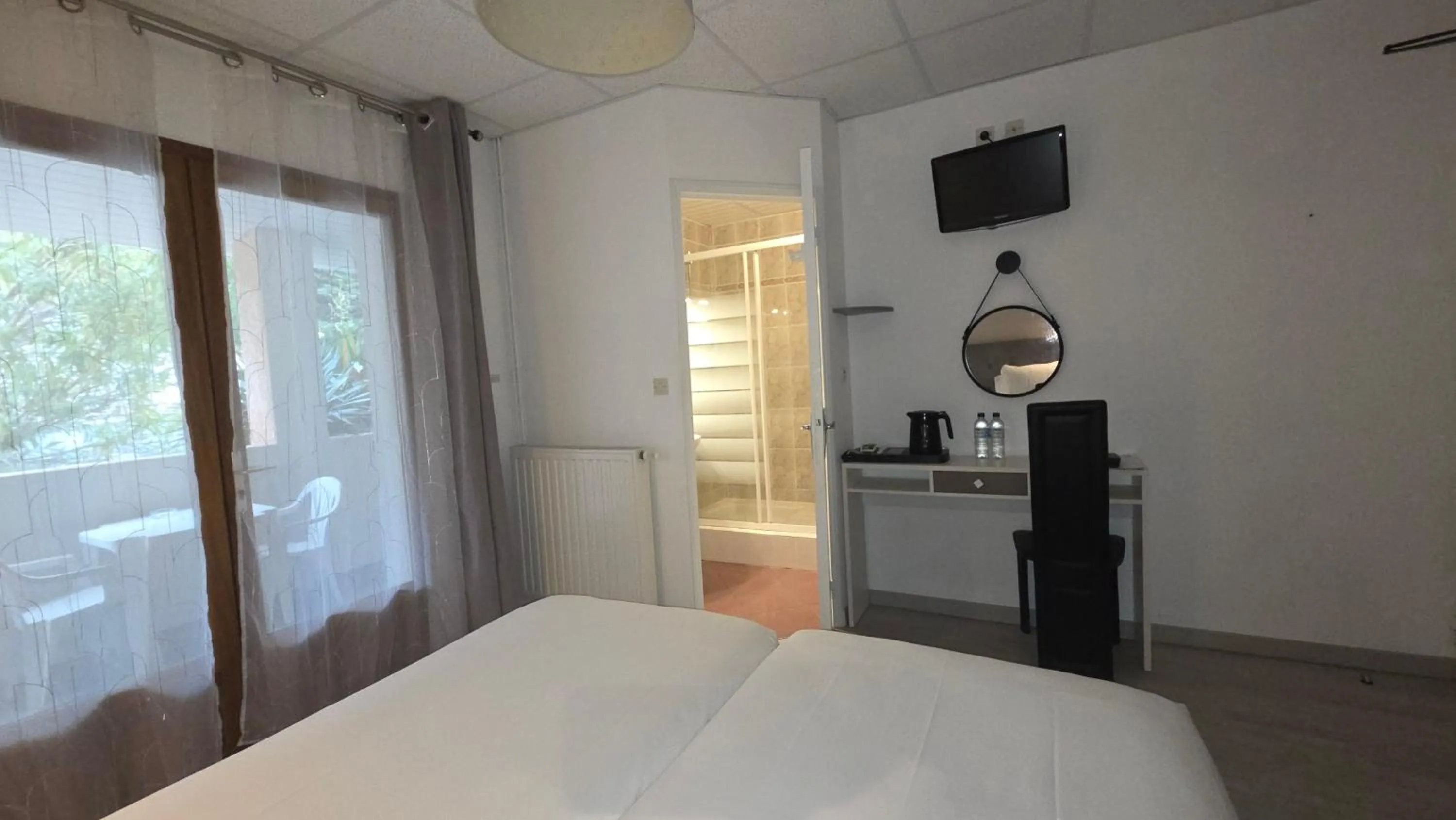 Bed in Hôtel Restaurant Mas Le Châtelet