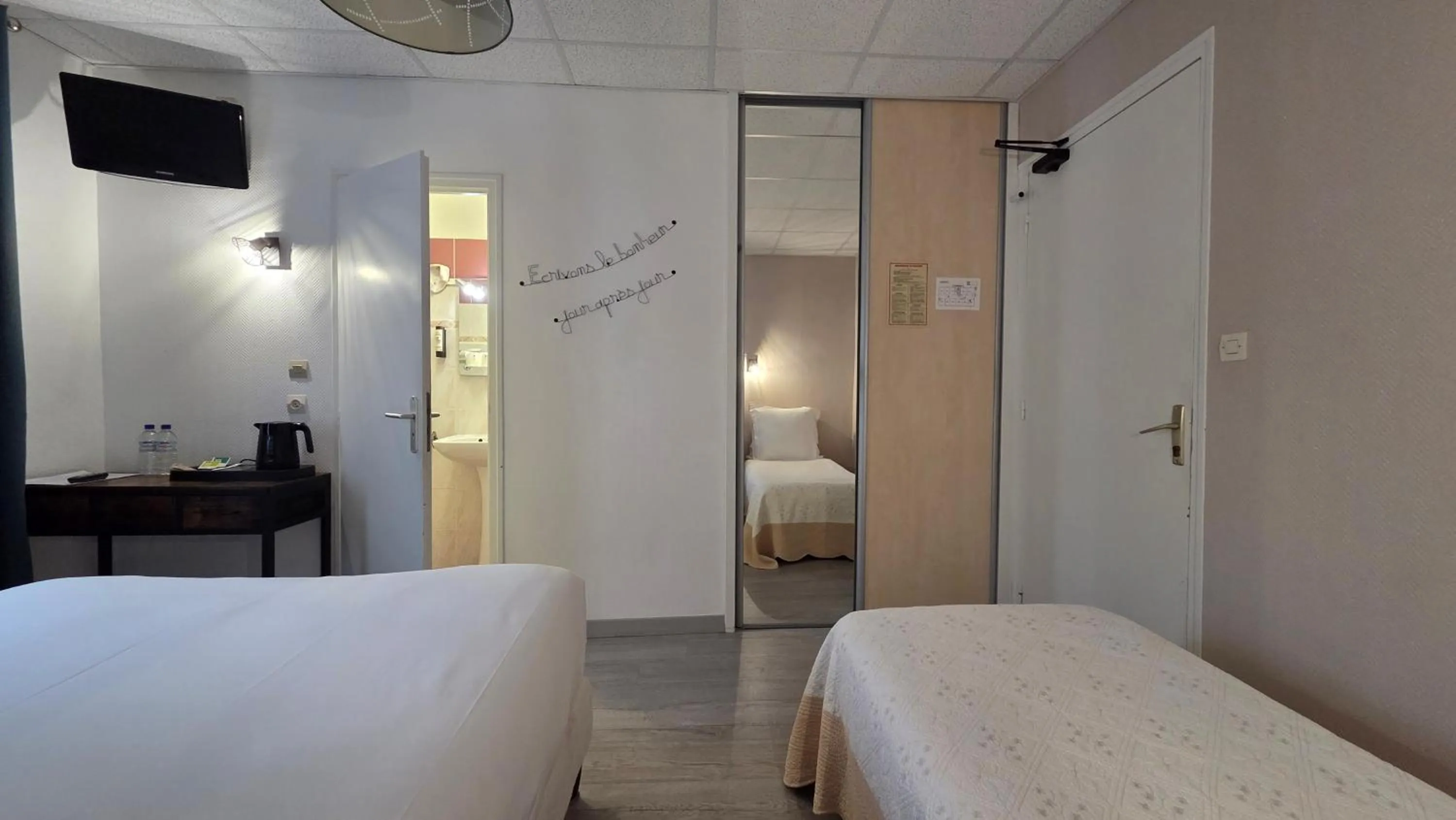 Bed in Hôtel Restaurant Mas Le Châtelet