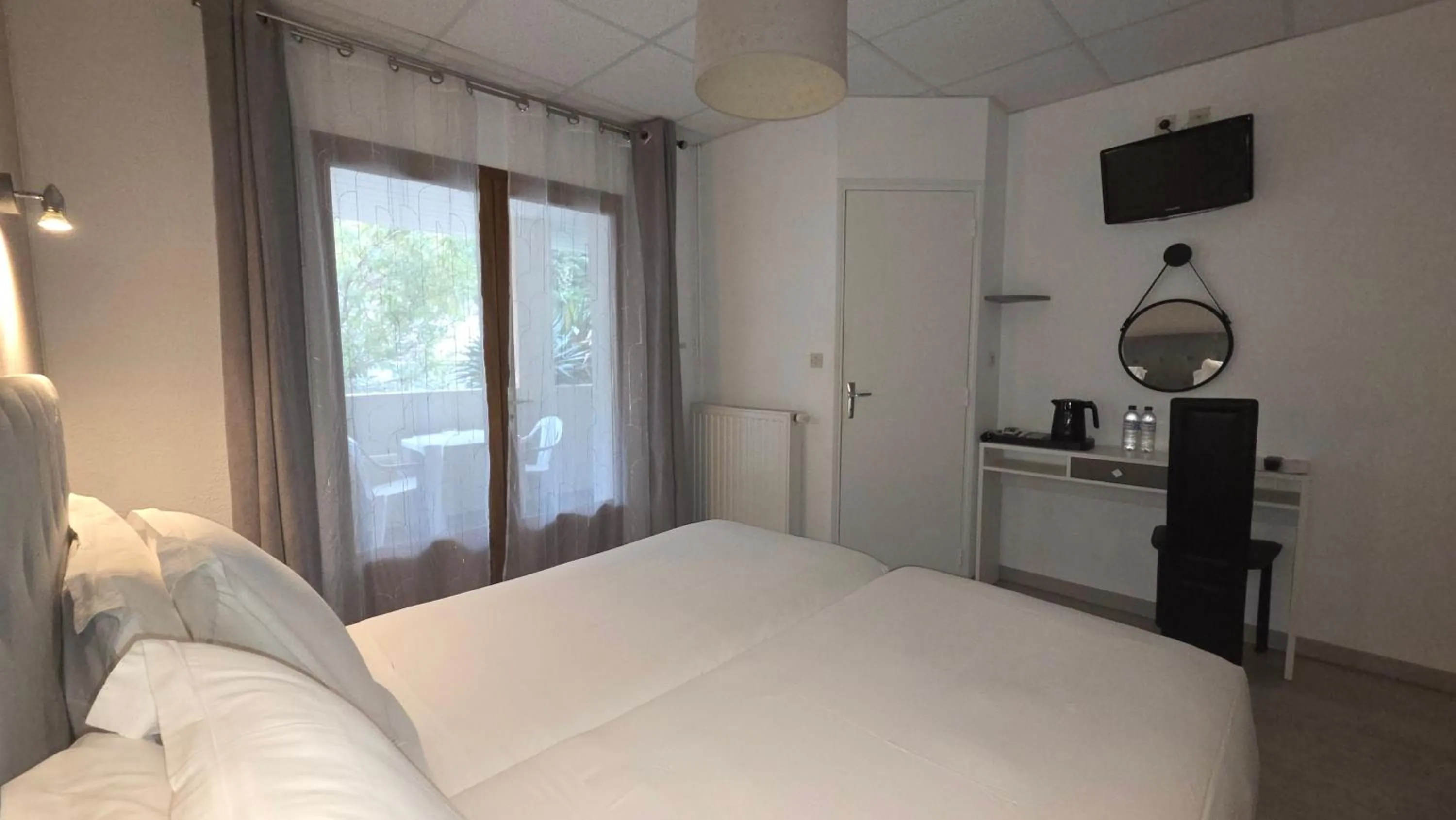 Photo of the whole room, Bed in Hôtel Restaurant Mas Le Châtelet