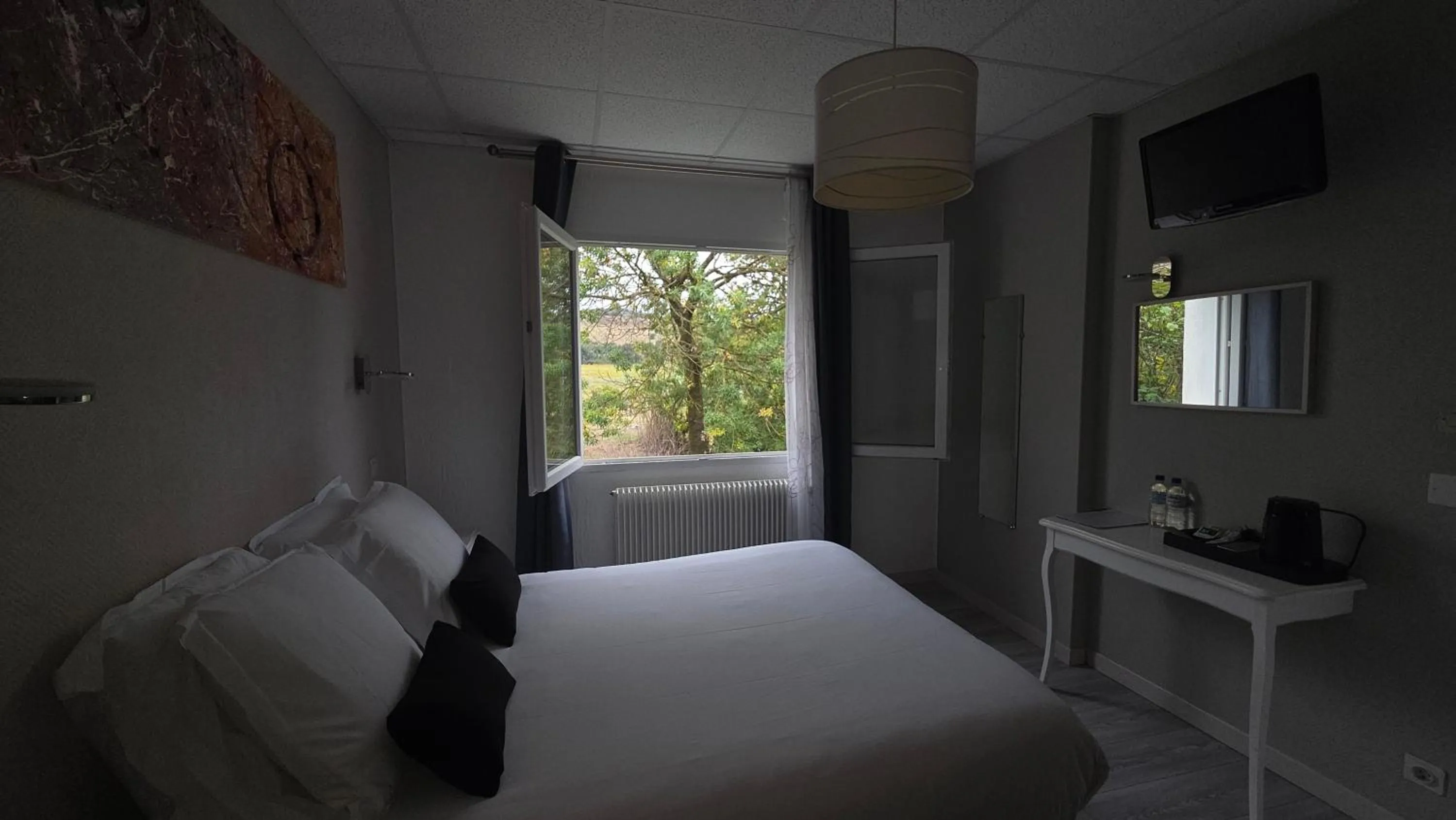 Bed in Hôtel Restaurant Mas Le Châtelet