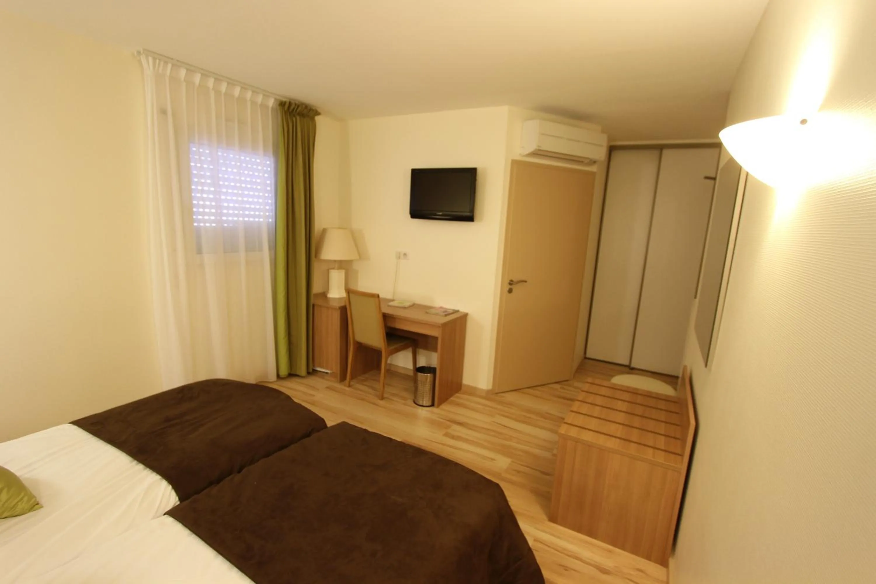 Bed in Logis Hotel Restaurant Le Grand Turc