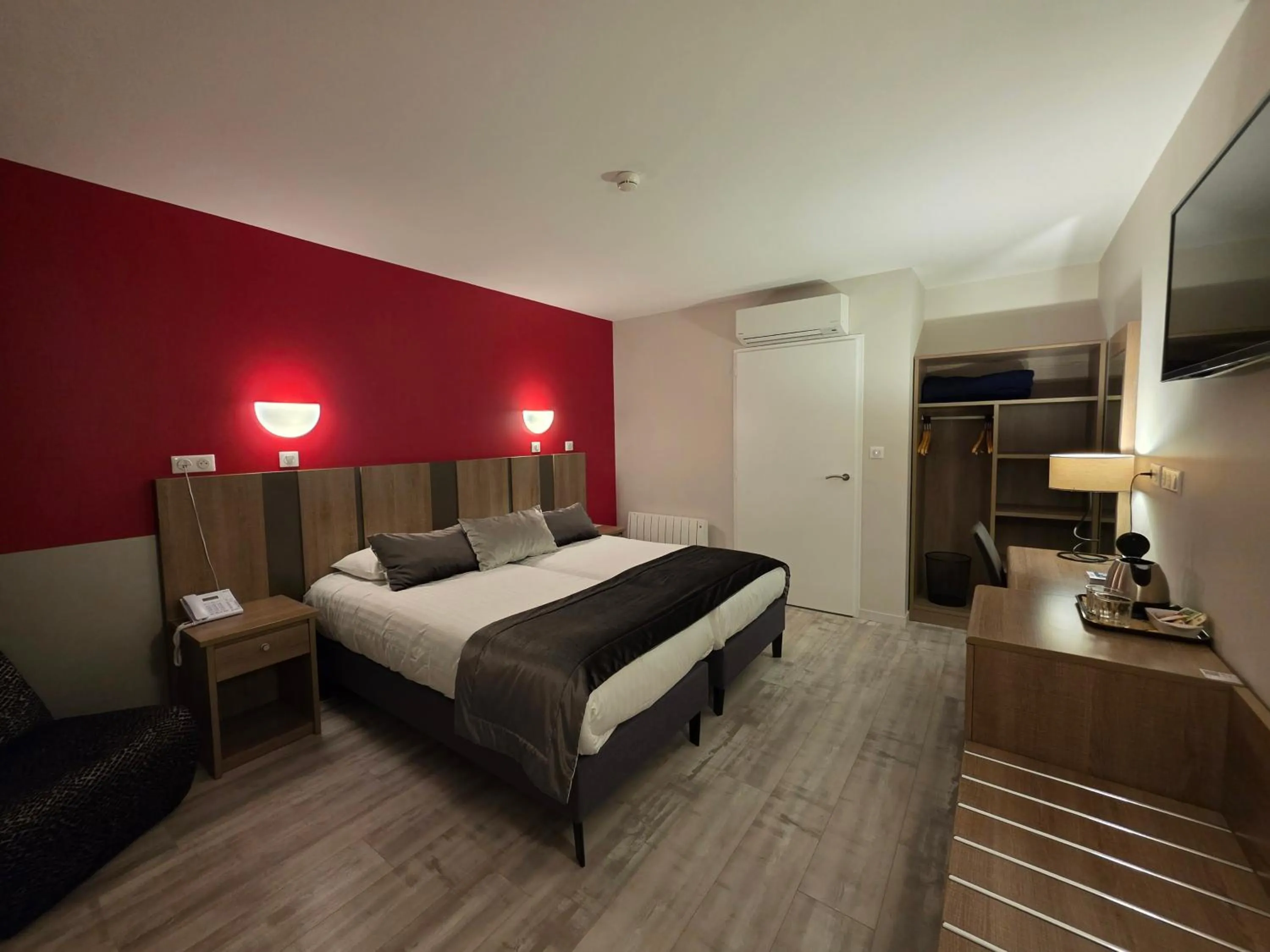 Bed in Logis Hotel Restaurant Le Grand Turc