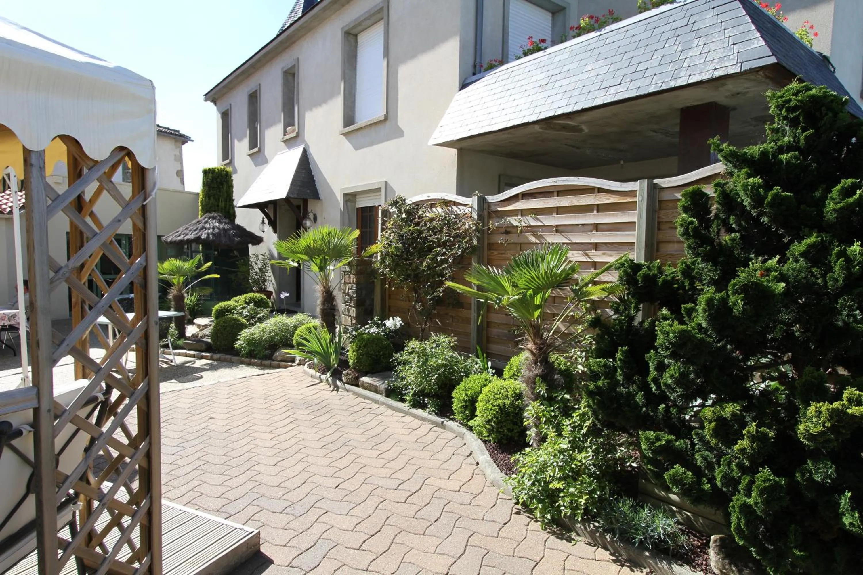 Garden in Logis Hotel Restaurant Le Grand Turc