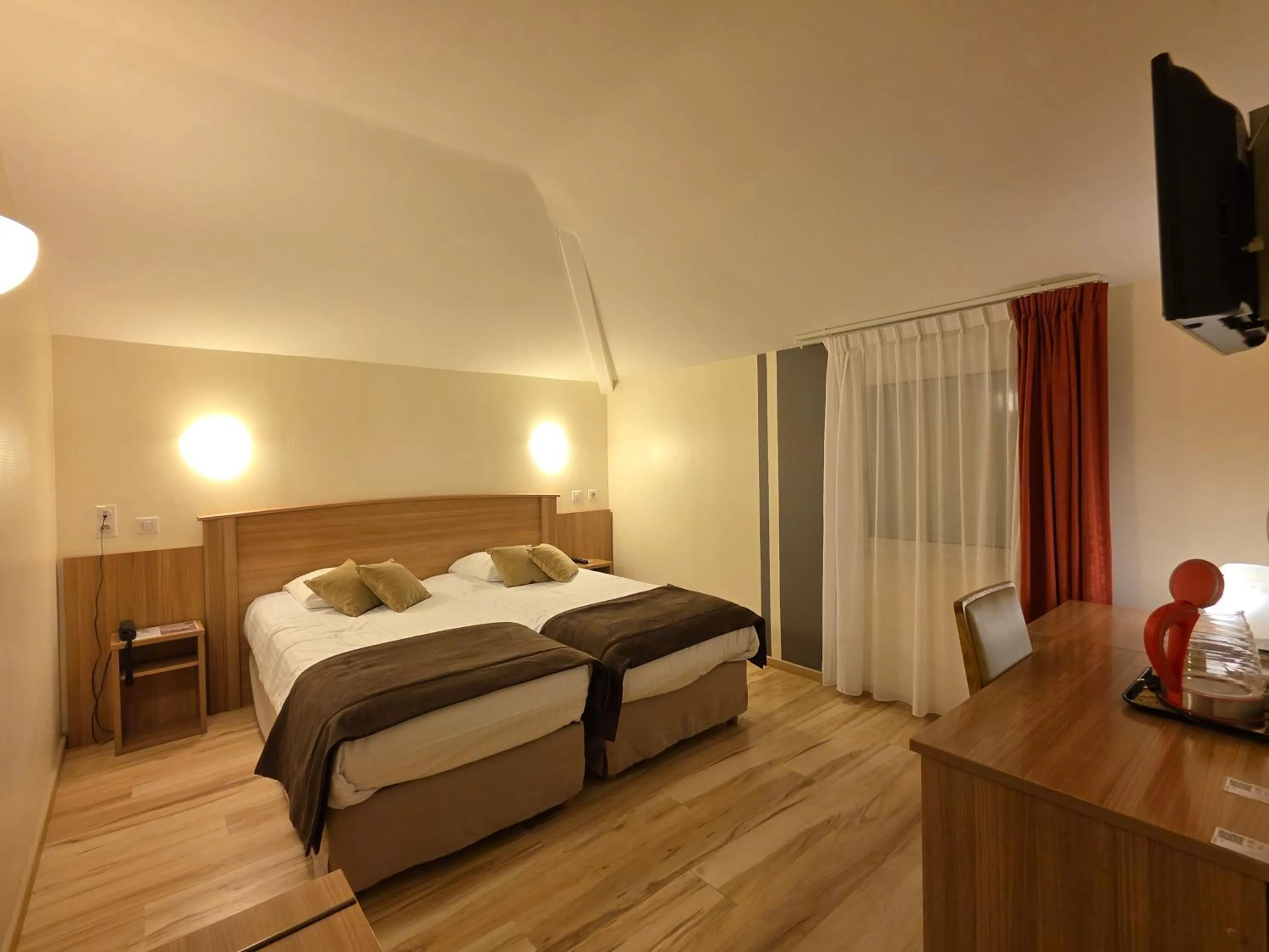 Bed in Logis Hotel Restaurant Le Grand Turc