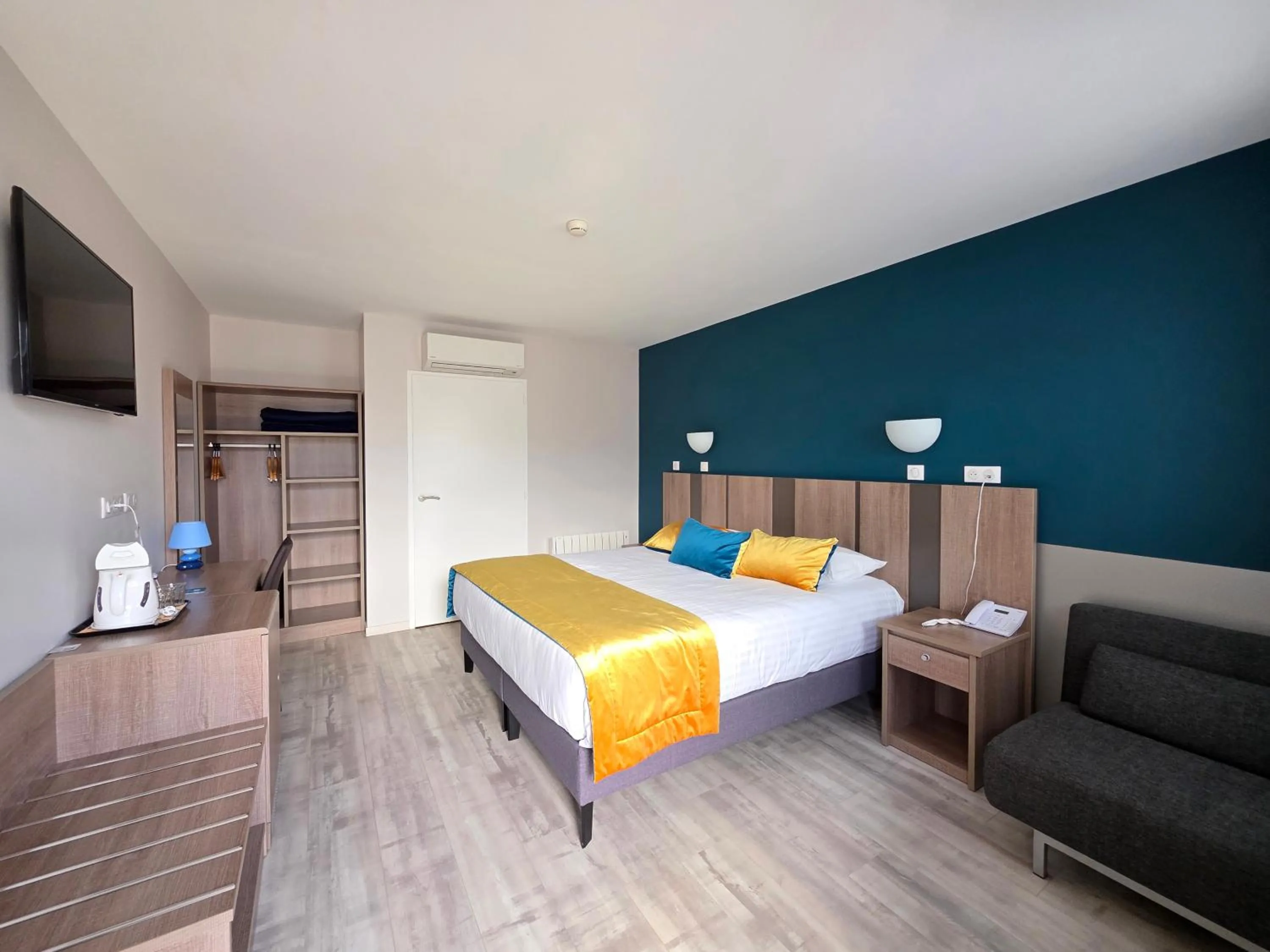 Bed in Logis Hotel Restaurant Le Grand Turc