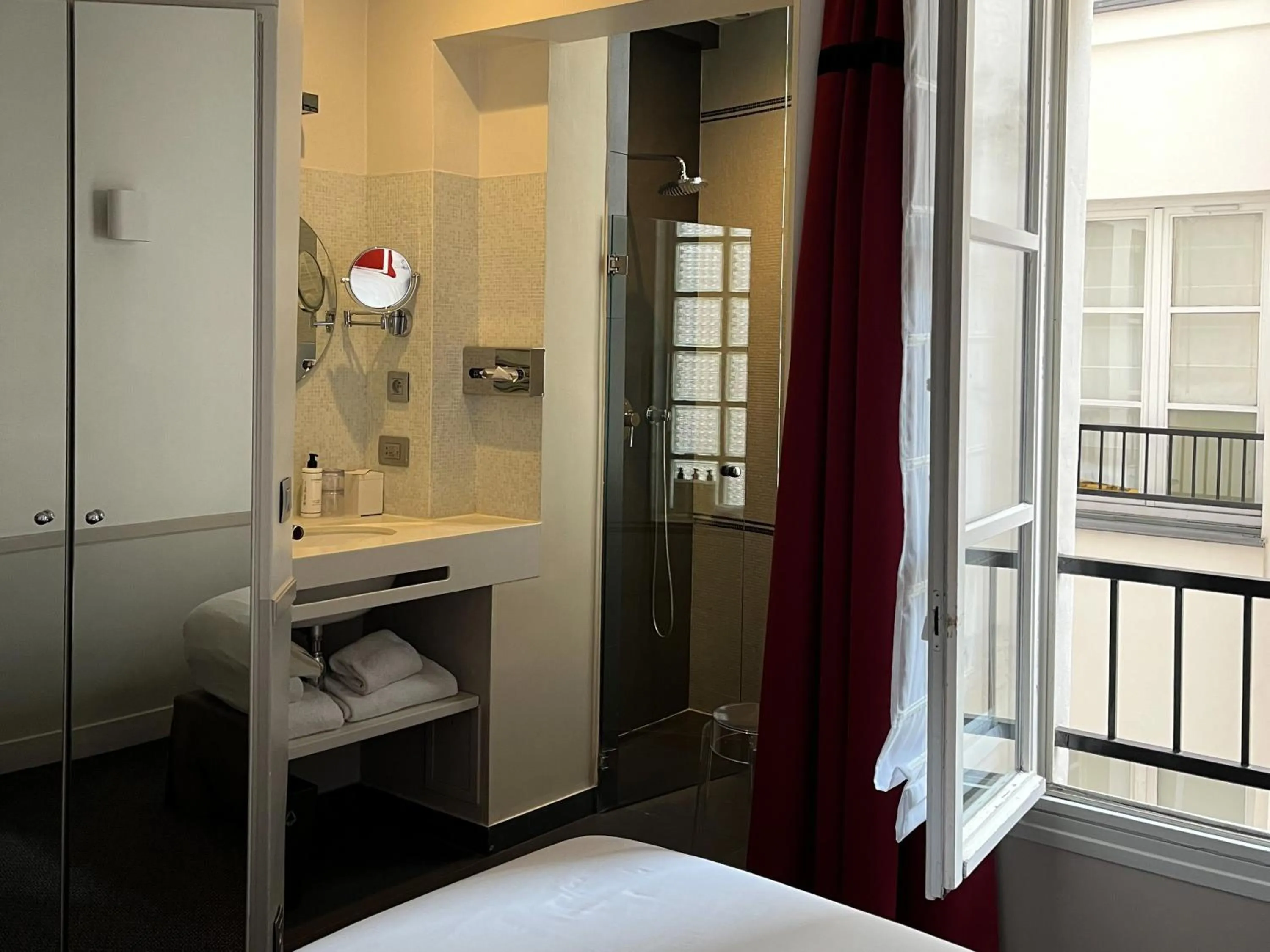 Shower, Bed in Hôtel de la Place du Louvre - Esprit de France