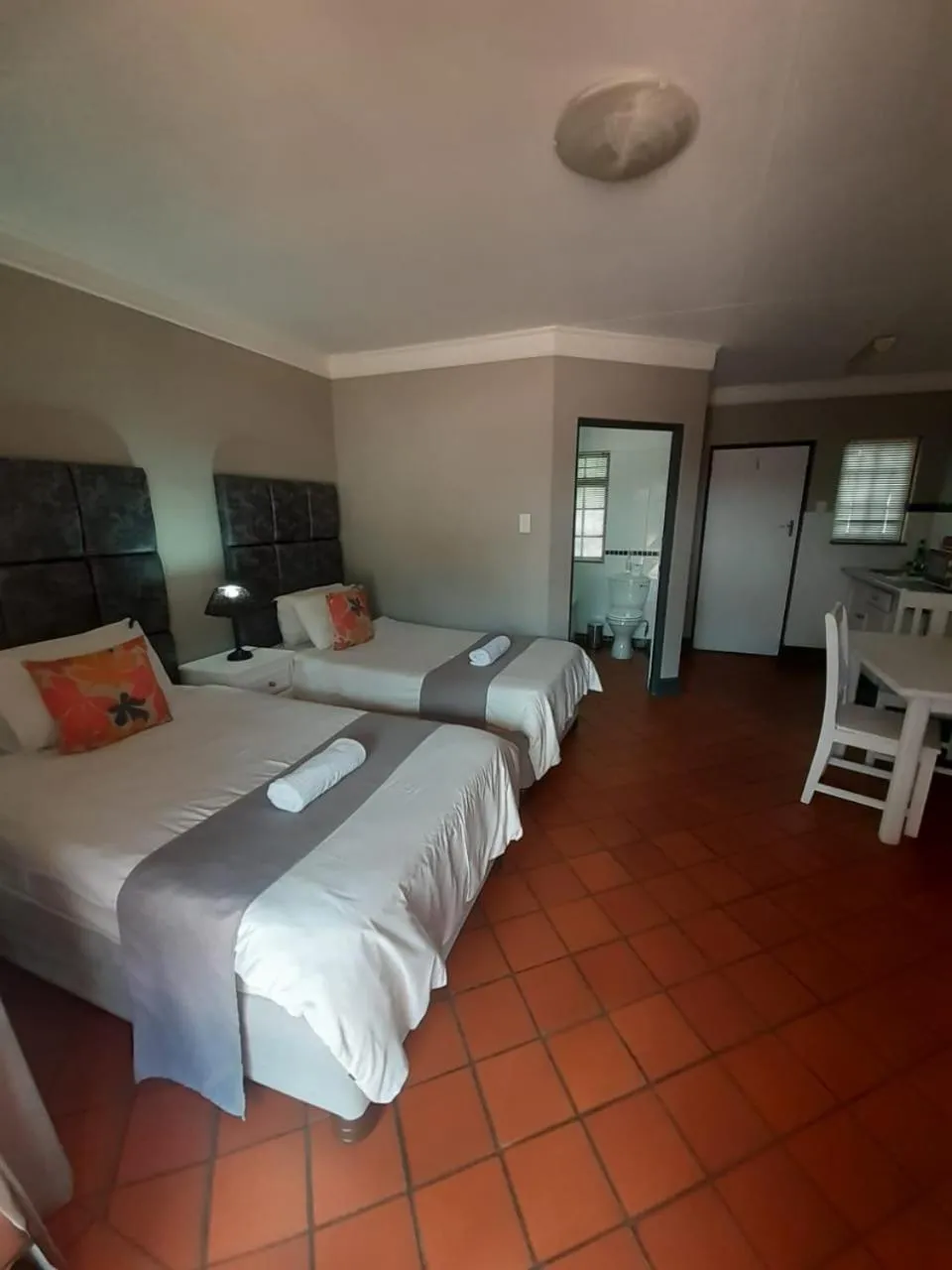 Photo of the whole room, Bed in Oakwood Lodge