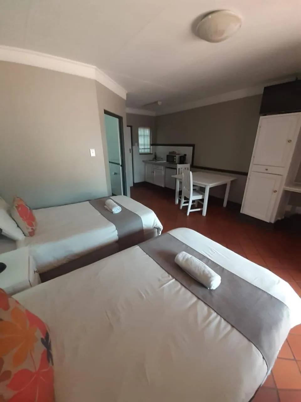 Photo of the whole room, Bed in Oakwood Lodge