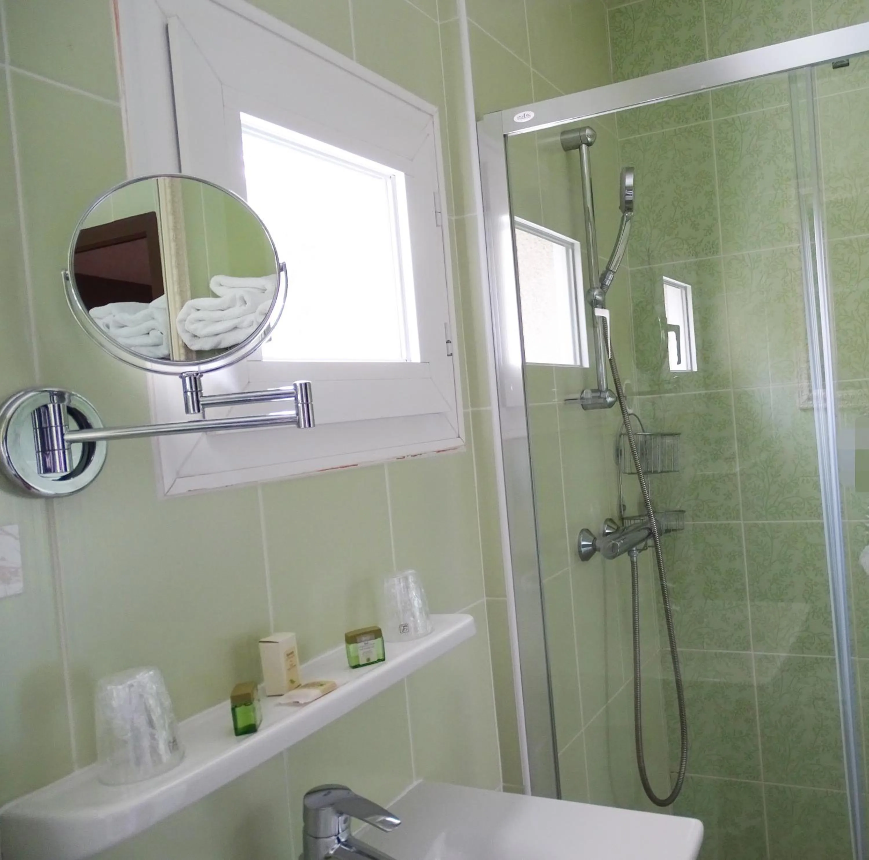 Bathroom in Logis Hôtel Restaurant Spa L'auberge Du President