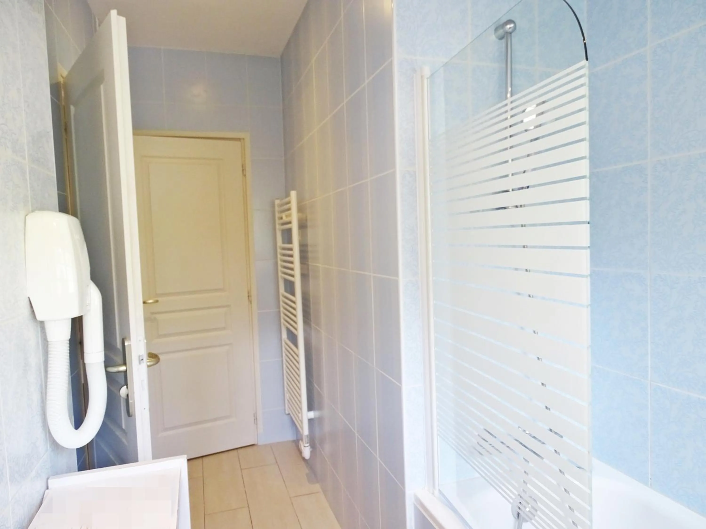 Bathroom in Logis Hôtel Restaurant Spa L'auberge Du President