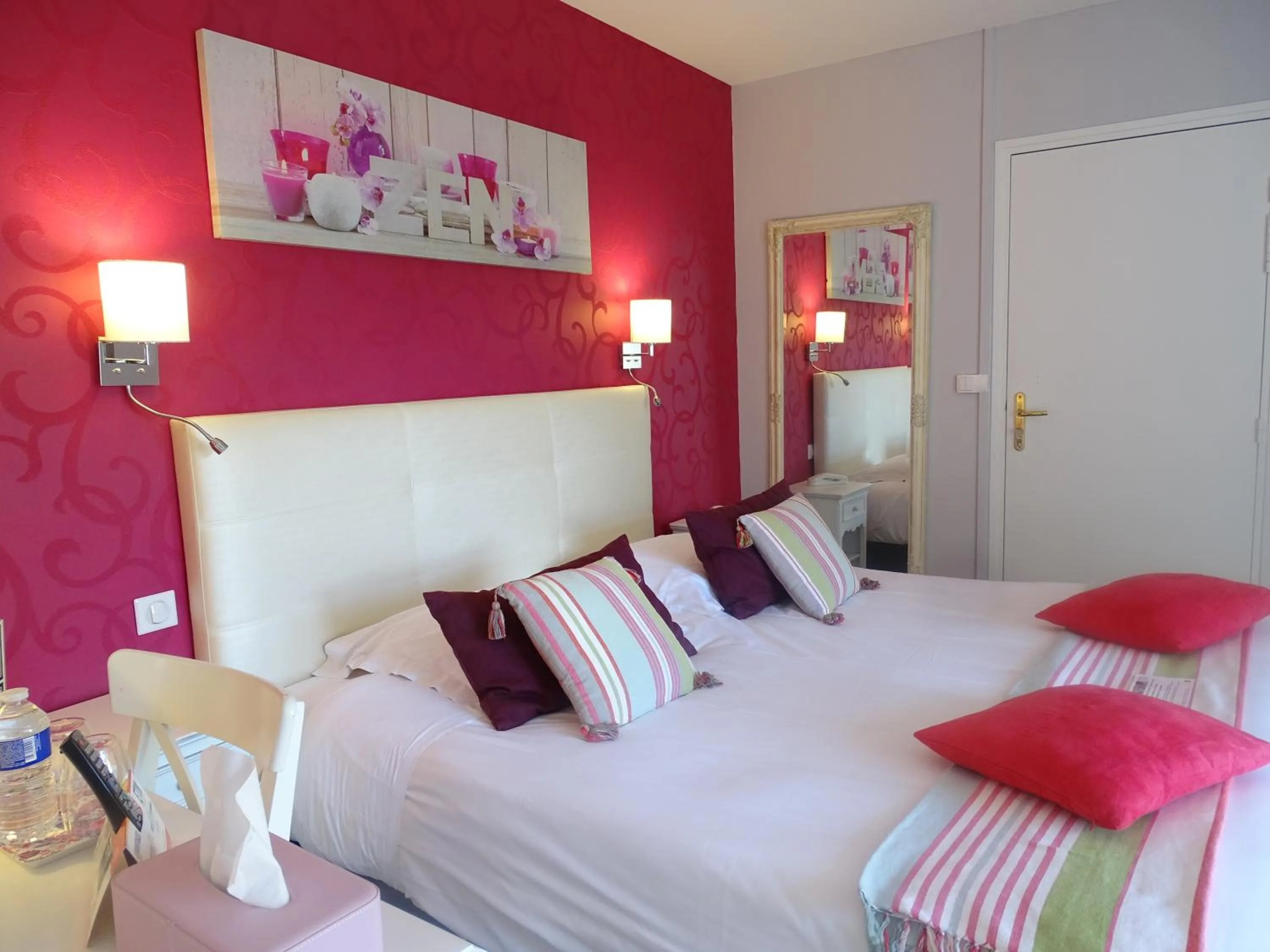 Bedroom, Bed in Logis Hôtel Restaurant Spa L'auberge Du President