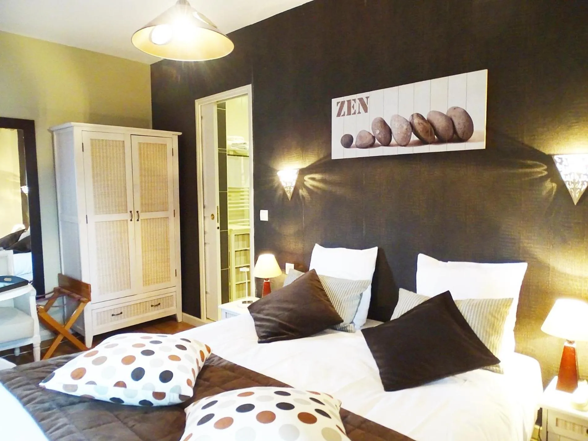 Photo of the whole room, Bed in Logis Hôtel Restaurant Spa L'auberge Du President