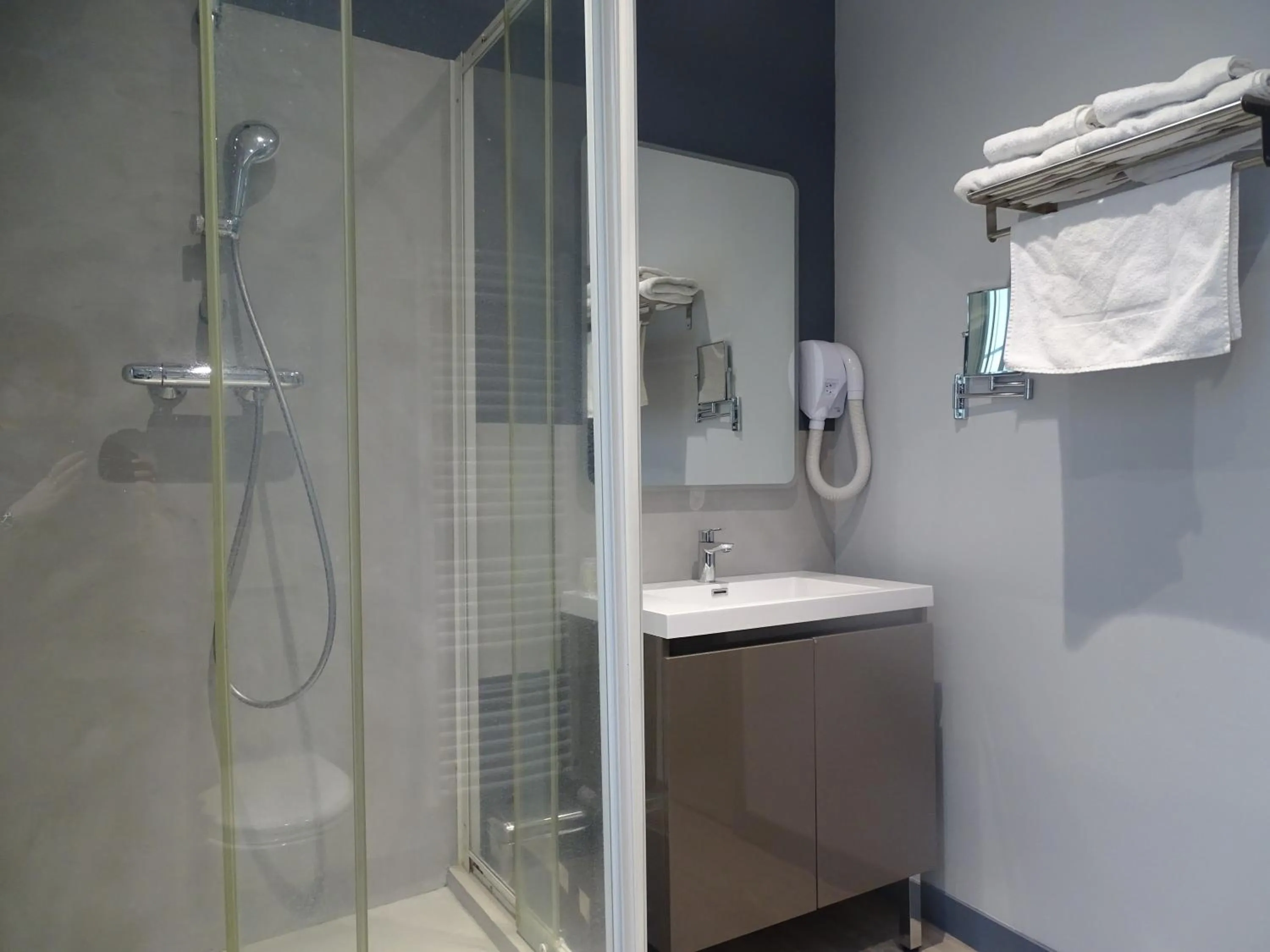 Bathroom in Logis Hôtel Restaurant Spa L'auberge Du President