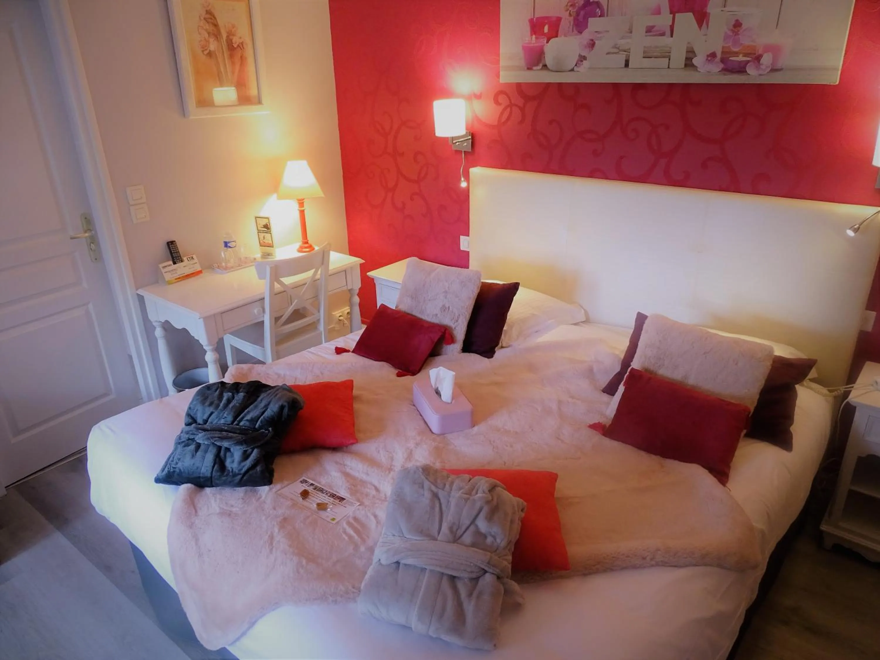 Photo of the whole room, Bed in Logis Hôtel Restaurant Spa L'auberge Du President