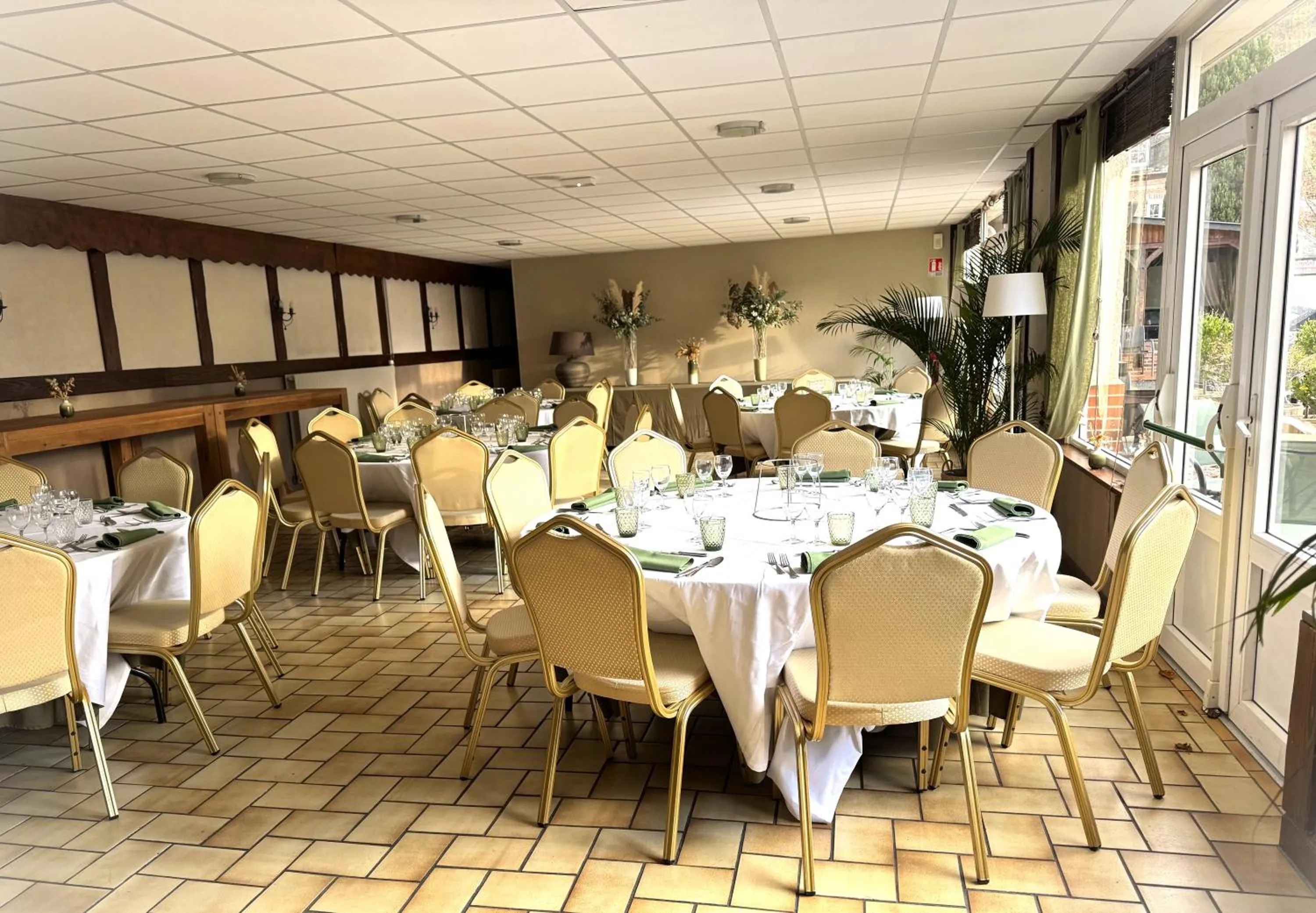 Restaurant/places to eat in Logis Hôtel Restaurant Spa L'auberge Du President