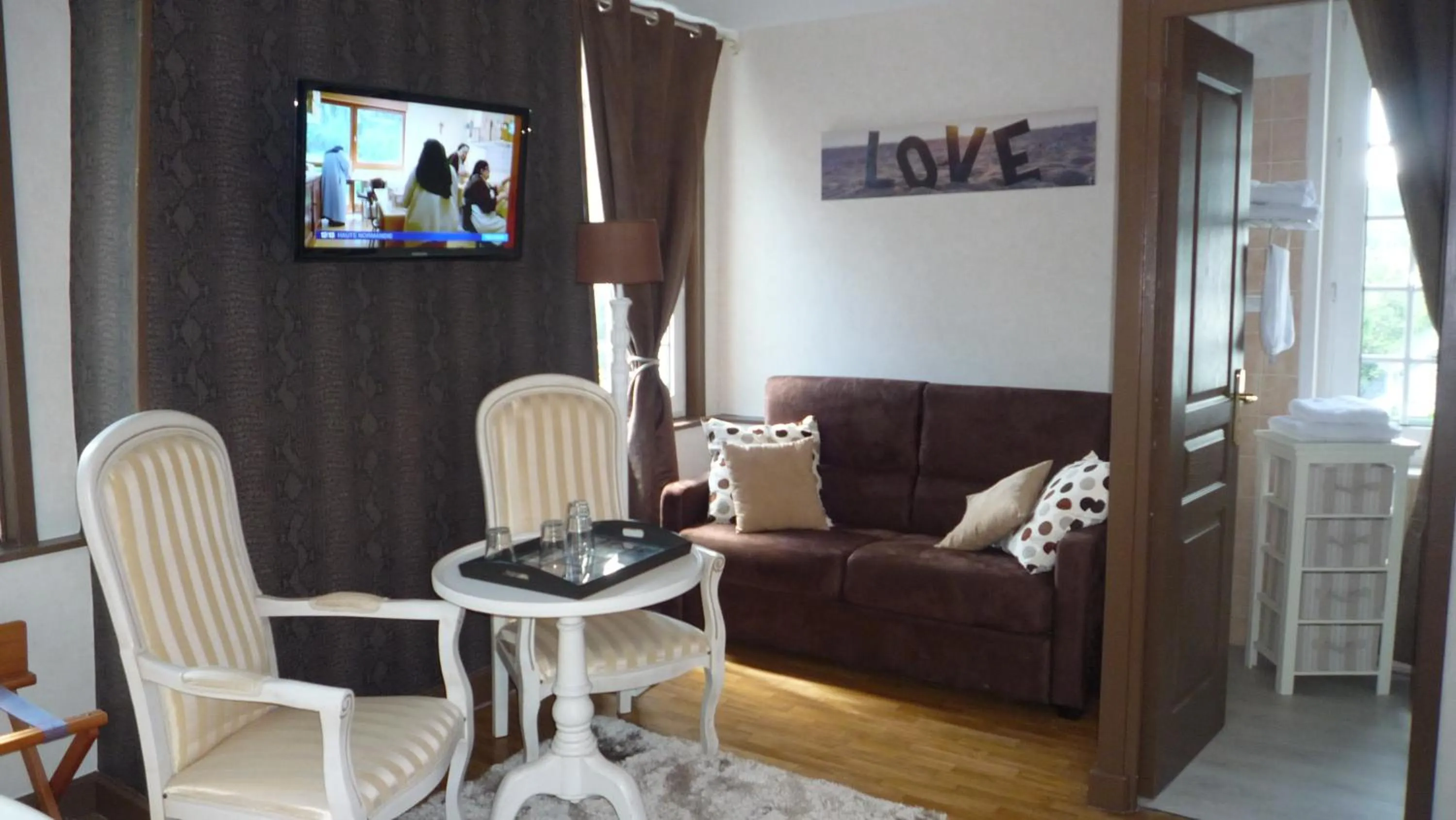 Living room in Logis Hôtel Restaurant Spa L'auberge Du President