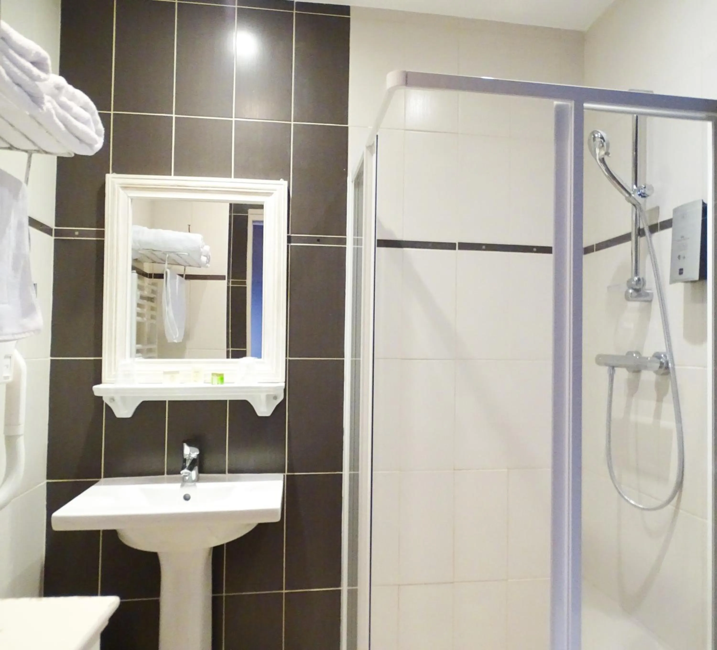 Bathroom in Logis Hôtel Restaurant Spa L'auberge Du President