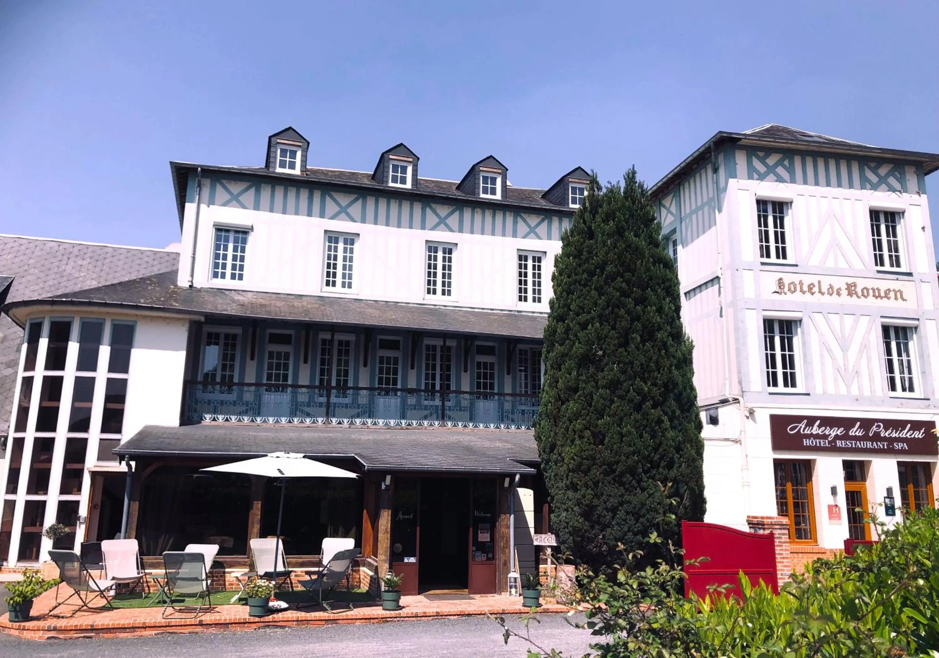 Property building in Logis Hôtel Restaurant Spa L'auberge Du President