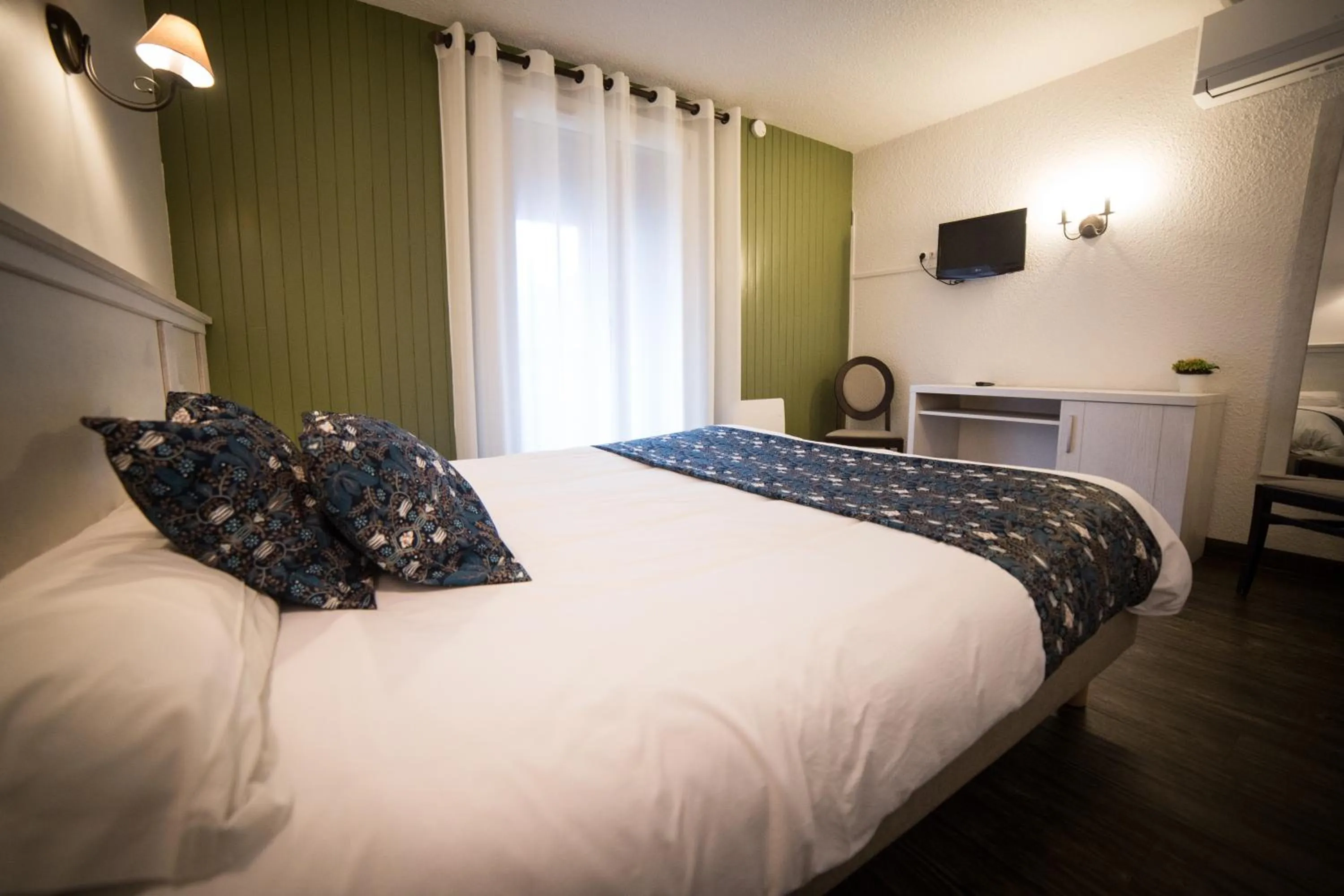 Photo of the whole room, Bed in Le Catinat Fleuri