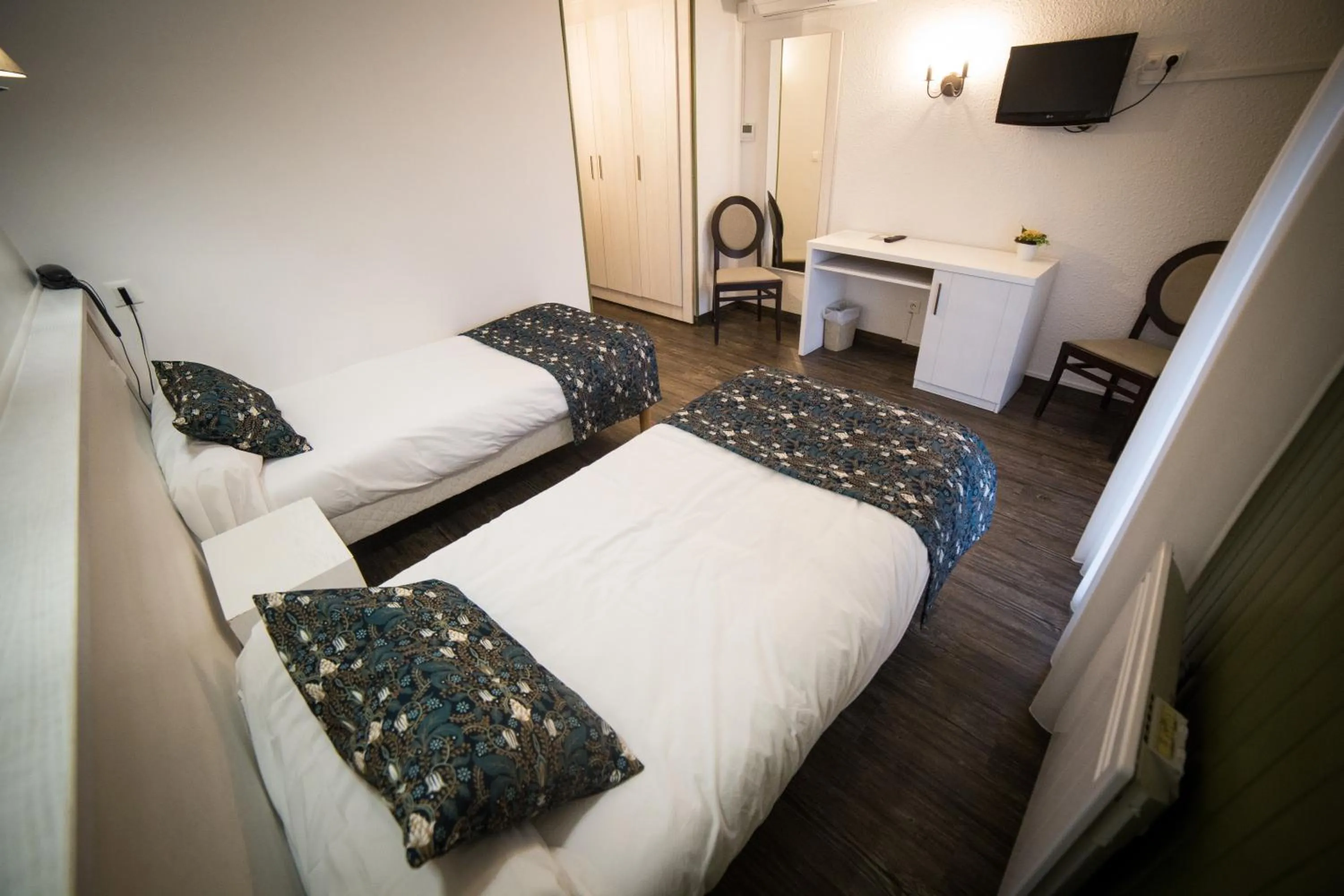 Photo of the whole room, Bed in Le Catinat Fleuri