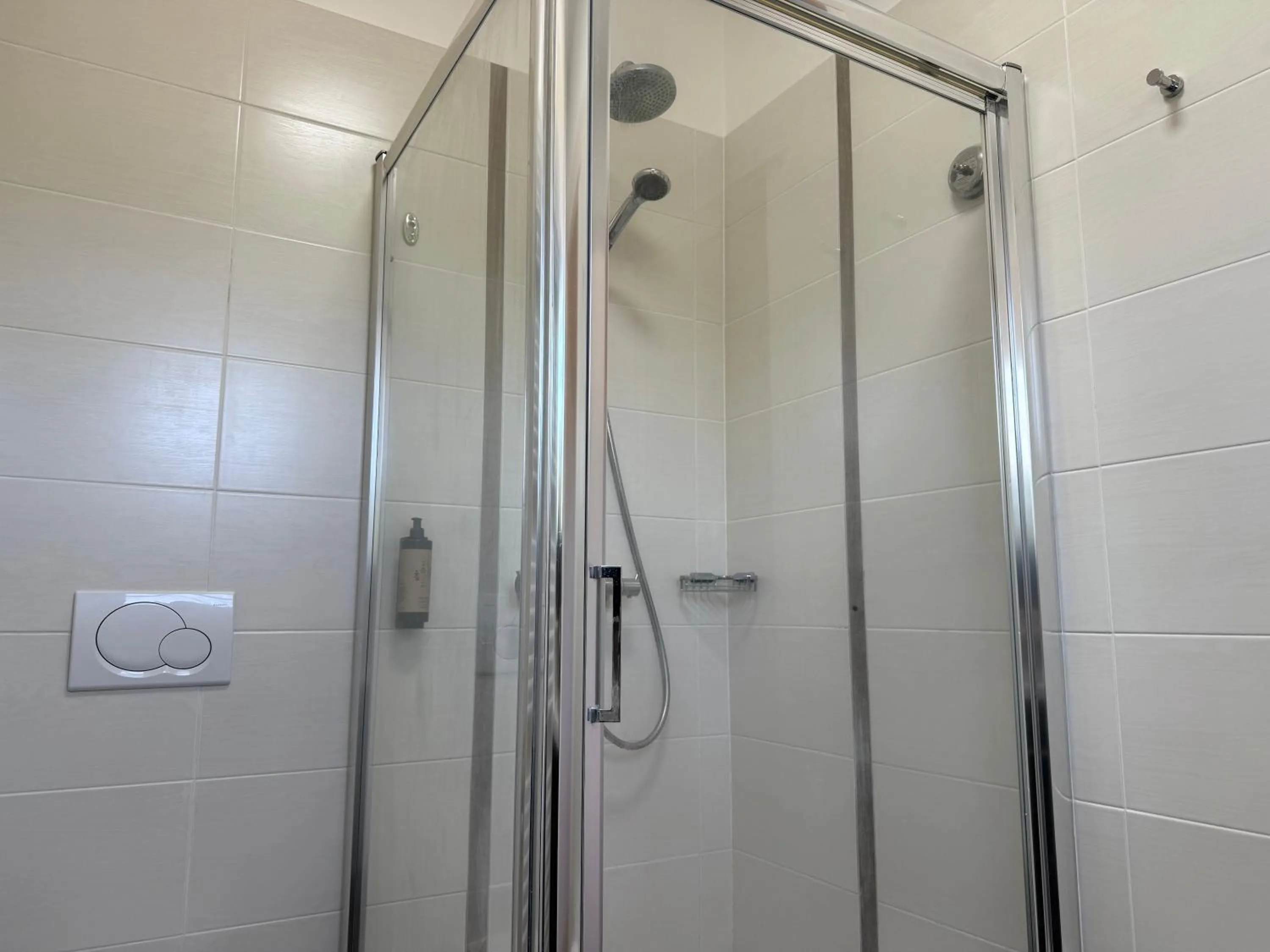 Shower in Hotel des Pins