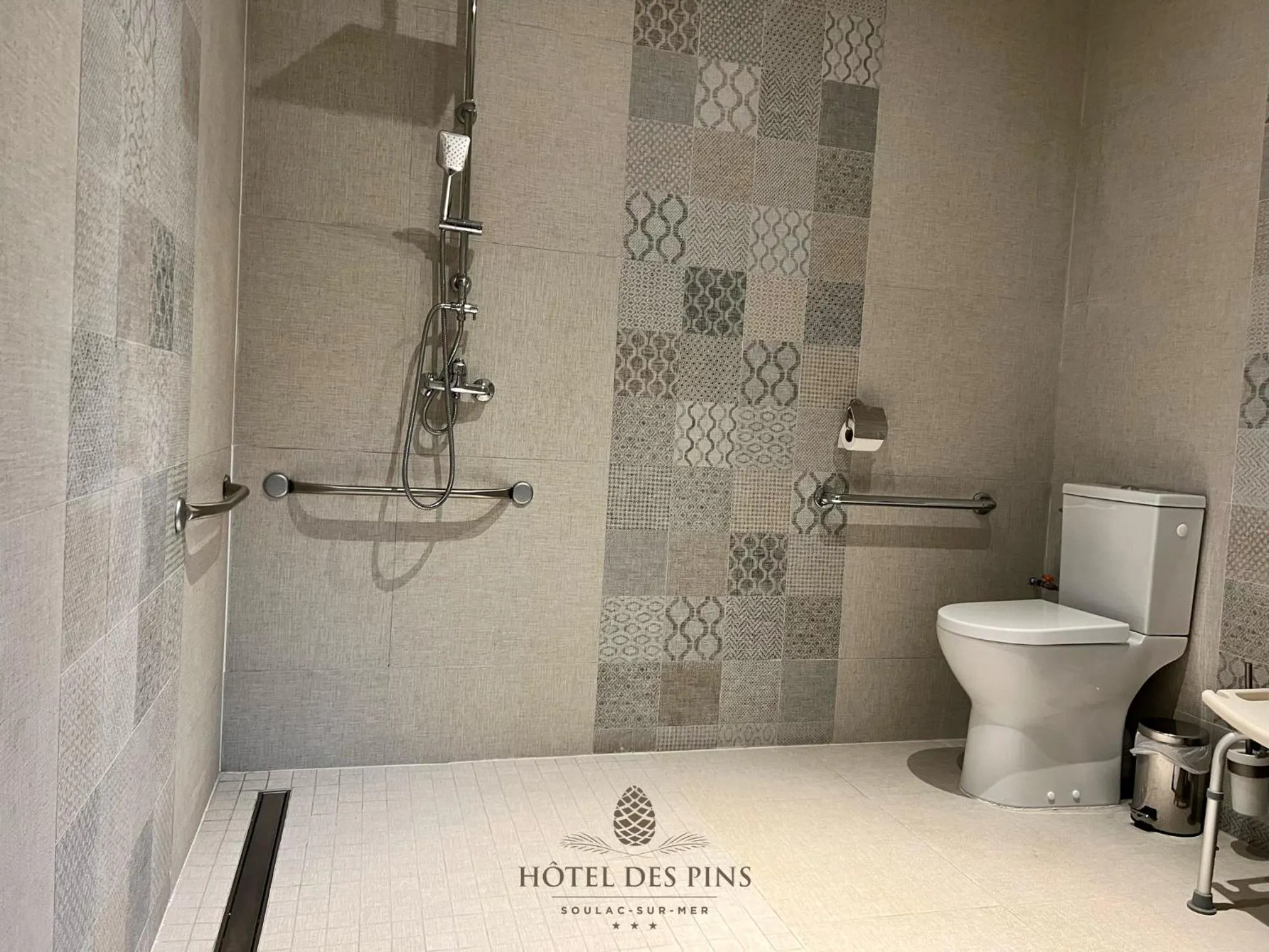 Shower in Hotel des Pins