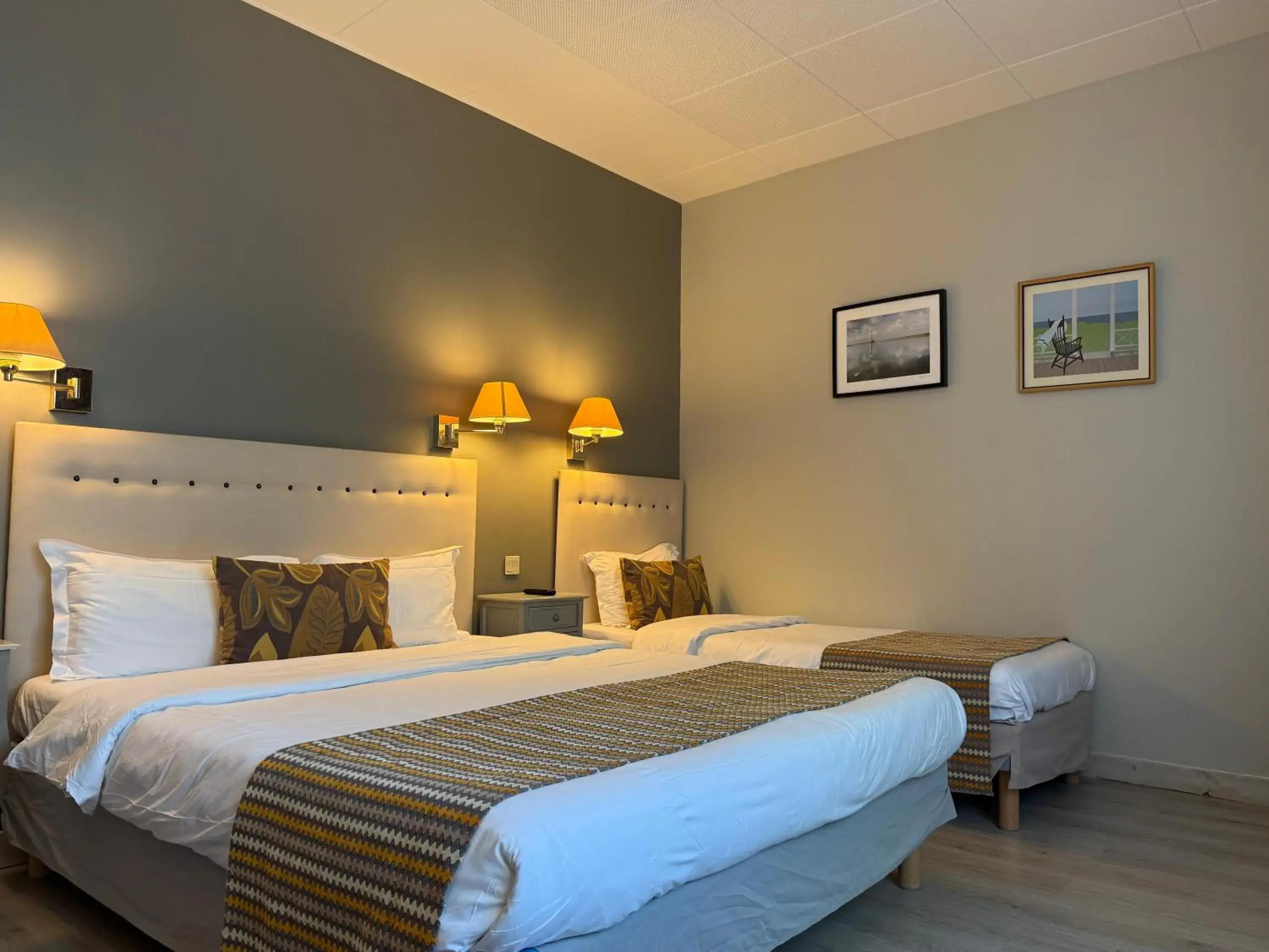 Comfort Triple Room (Bath) in Hotel des Pins Comfort Triple Room (Bath) in Hotel des Pins